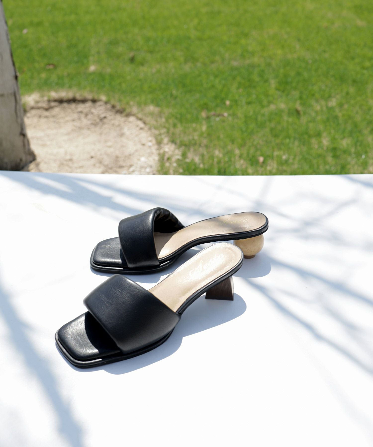 アシンメトリーウッドヒールのパデットミュールサンダル