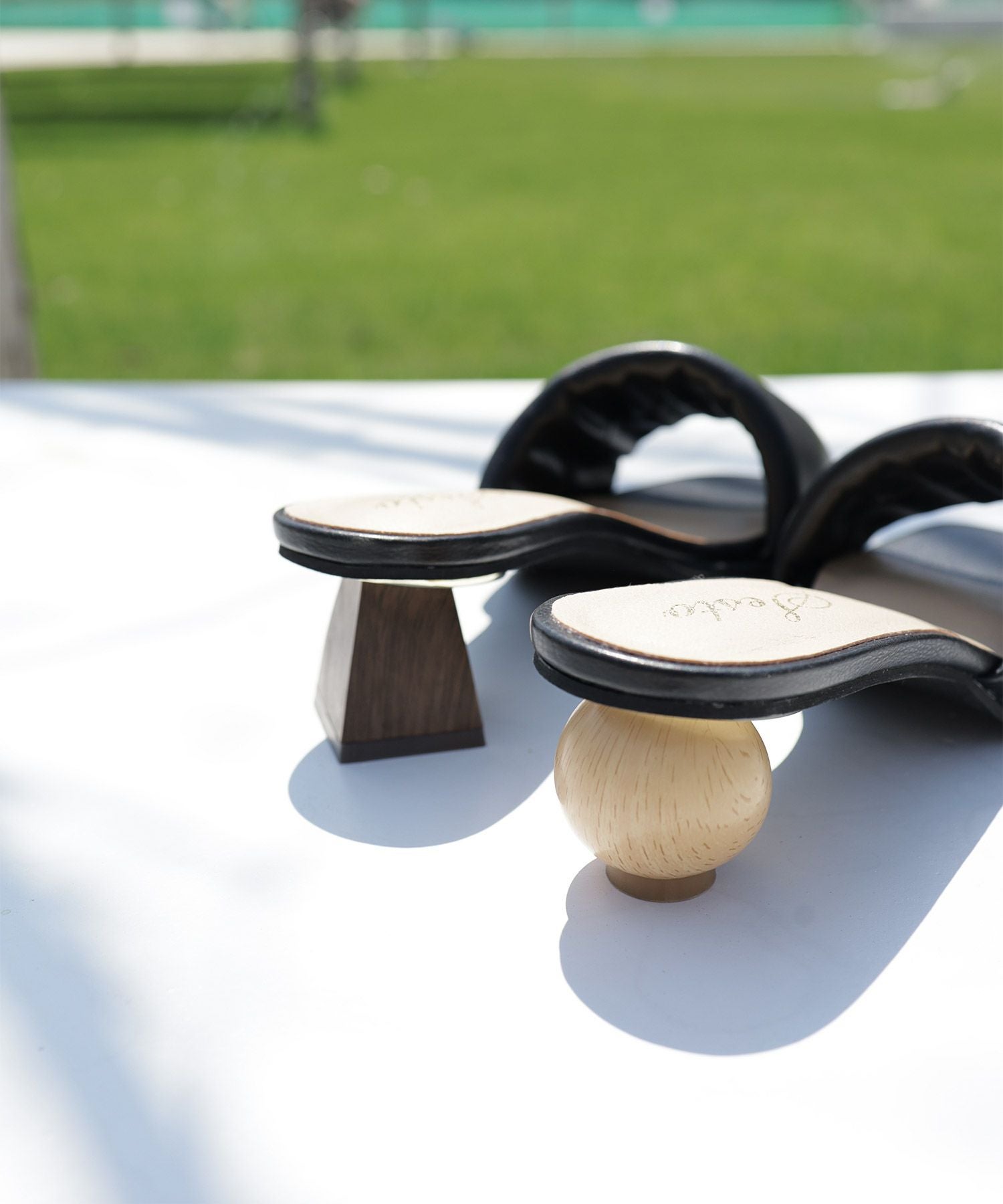 アシンメトリーウッドヒールのパデットミュールサンダル