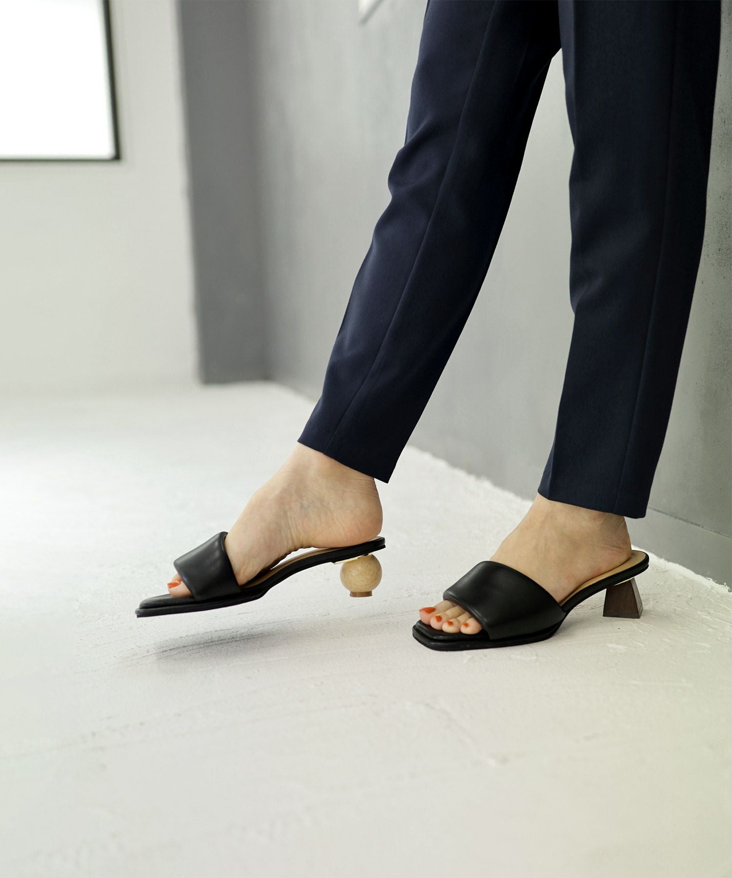 アシンメトリーウッドヒールのパデットミュールサンダル