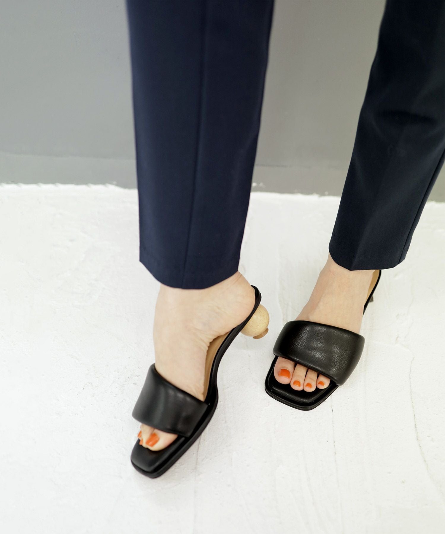 アシンメトリーウッドヒールのパデットミュールサンダル