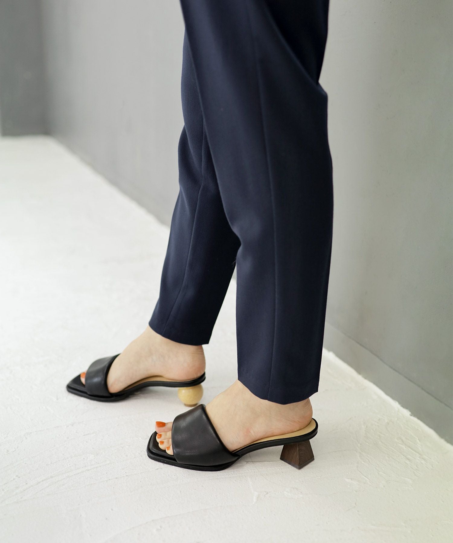 アシンメトリーウッドヒールのパデットミュールサンダル