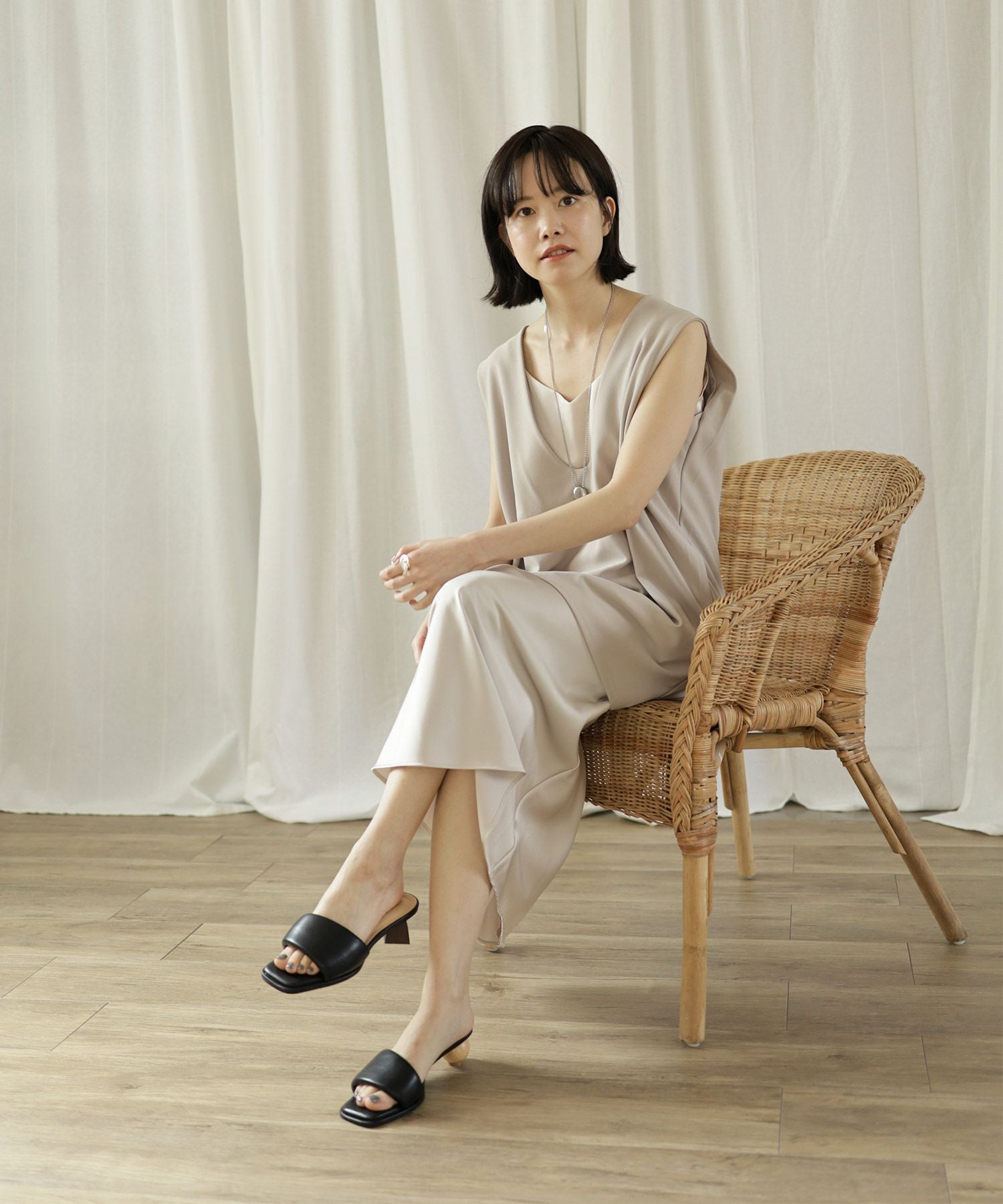 アシンメトリーウッドヒールのパデットミュールサンダル