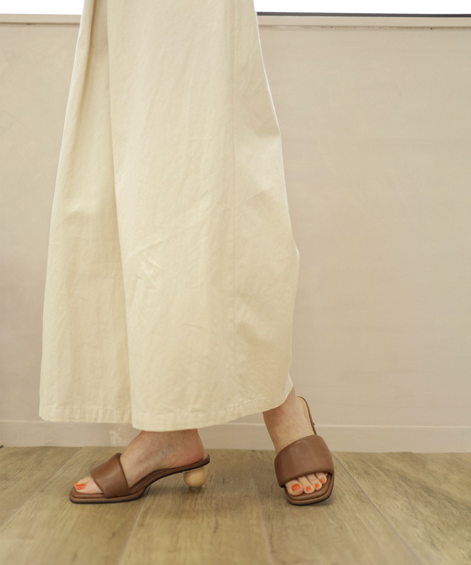 アシンメトリーウッドヒールのパデットミュールサンダル