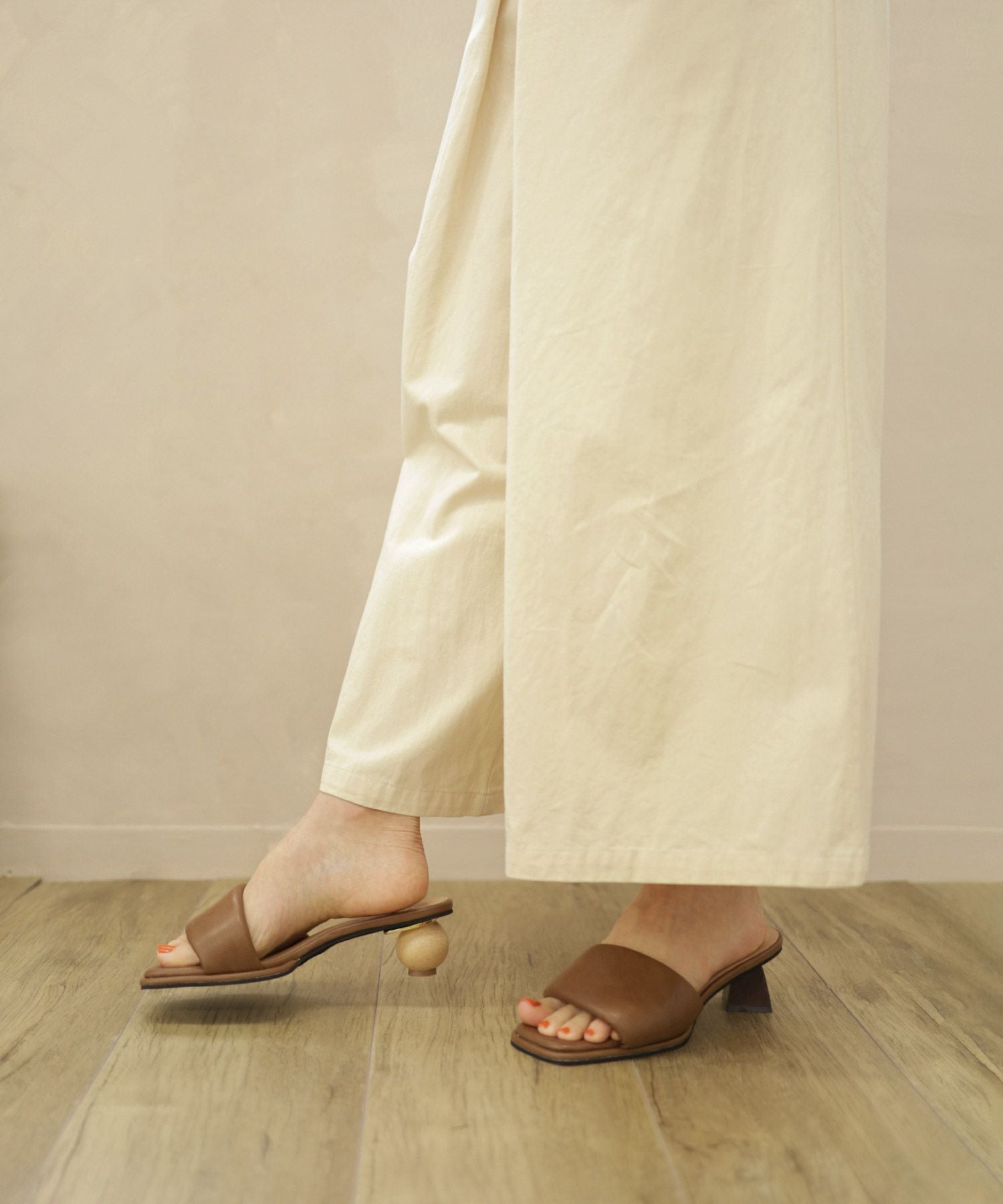 アシンメトリーウッドヒールのパデットミュールサンダル