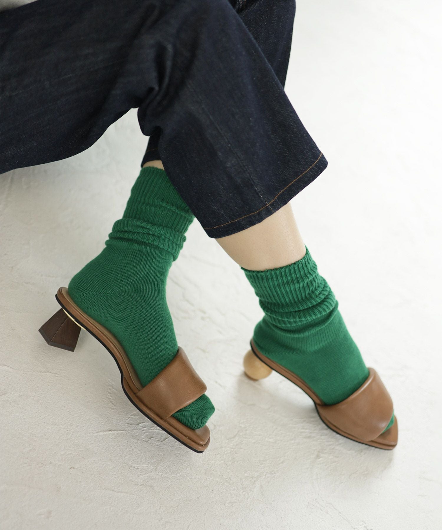 アシンメトリーウッドヒールのパデットミュールサンダル