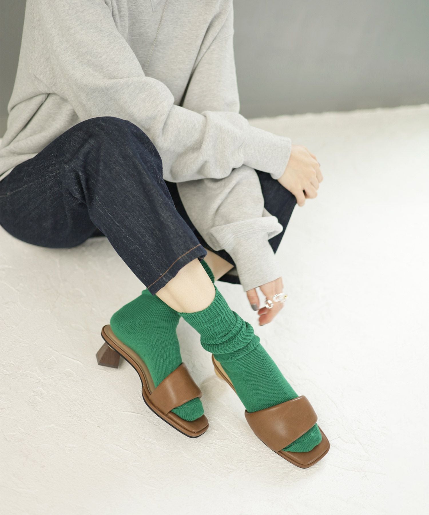 アシンメトリーウッドヒールのパデットミュールサンダル