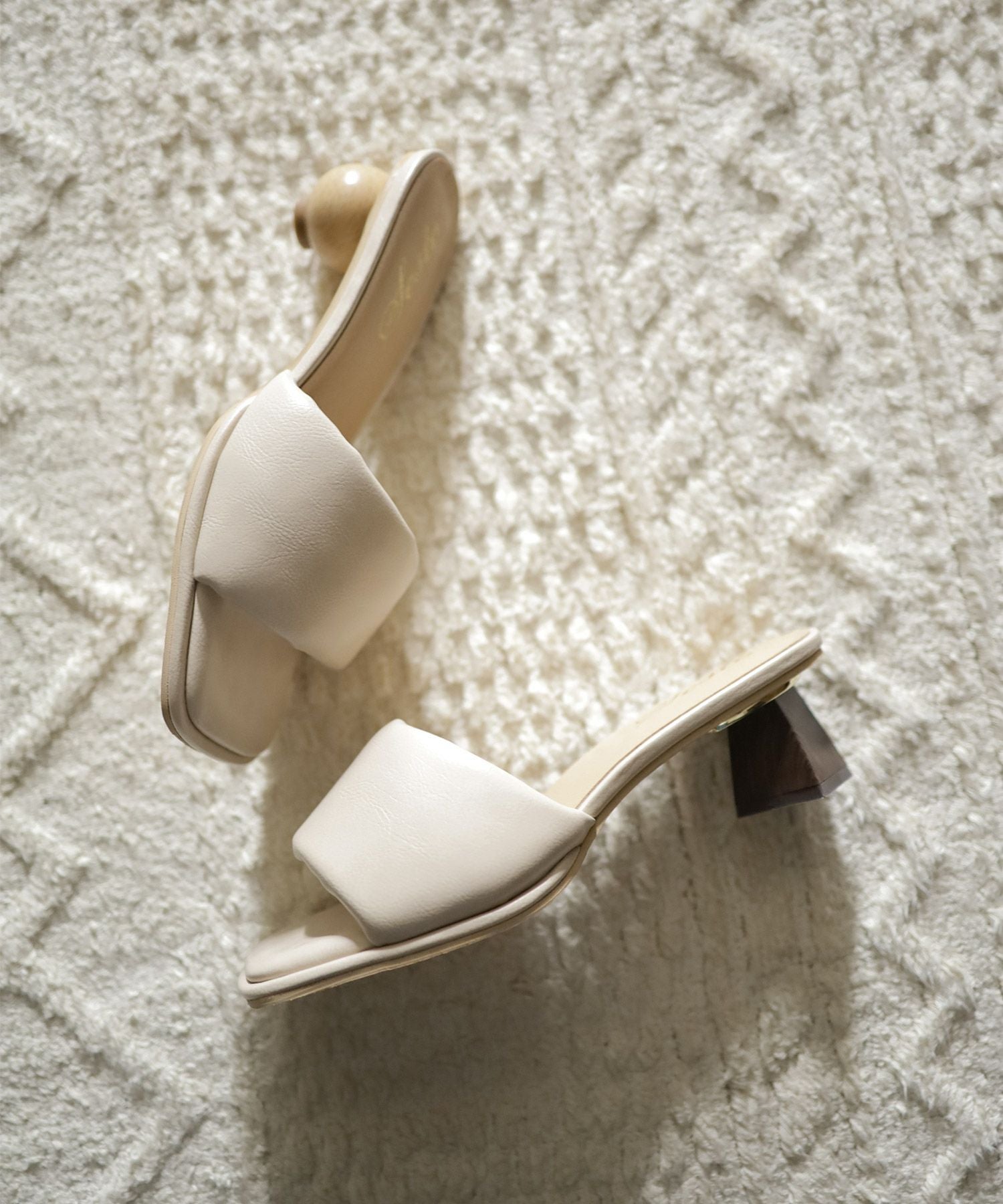 アシンメトリーウッドヒールのパデットミュールサンダル