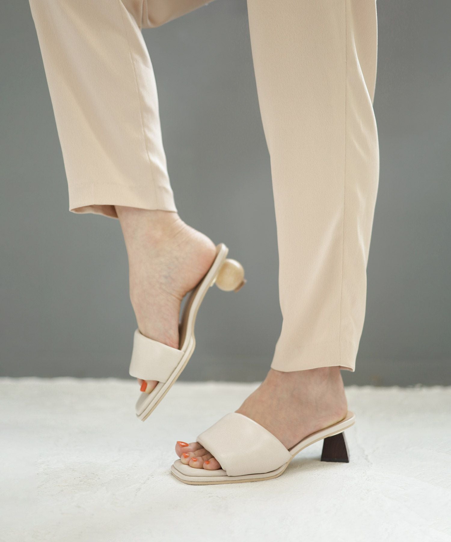 アシンメトリーウッドヒールのパデットミュールサンダル