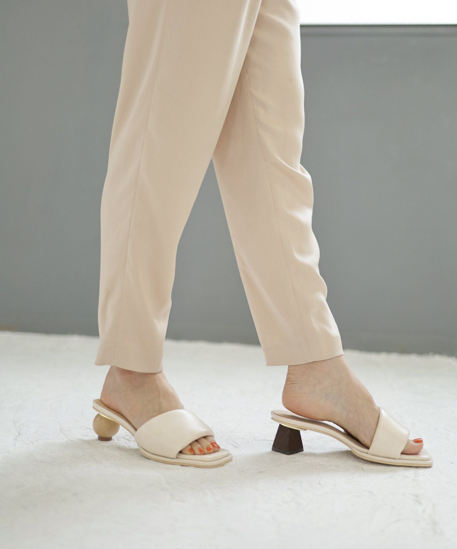 アシンメトリーウッドヒールのパデットミュールサンダル