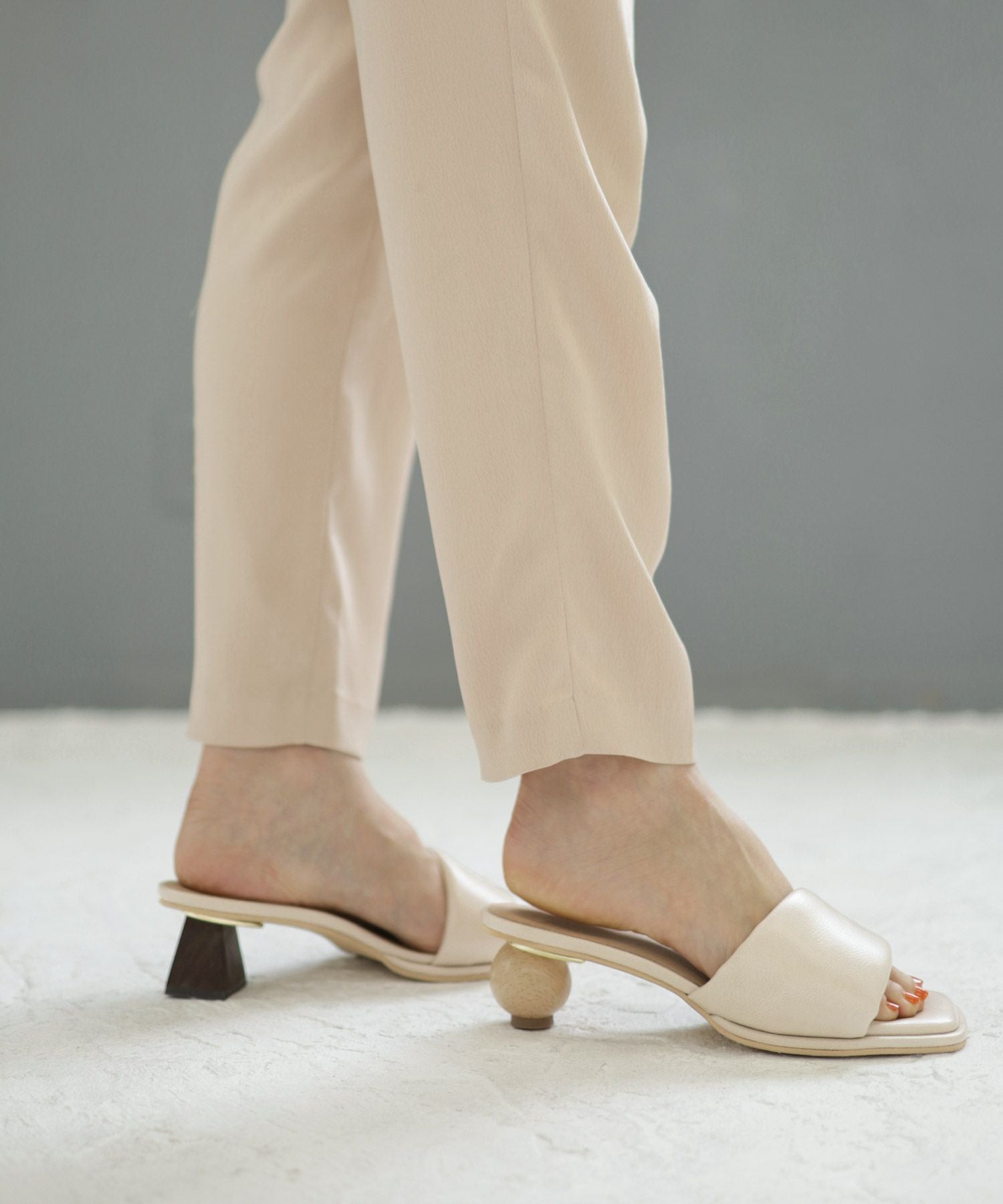 アシンメトリーウッドヒールのパデットミュールサンダル