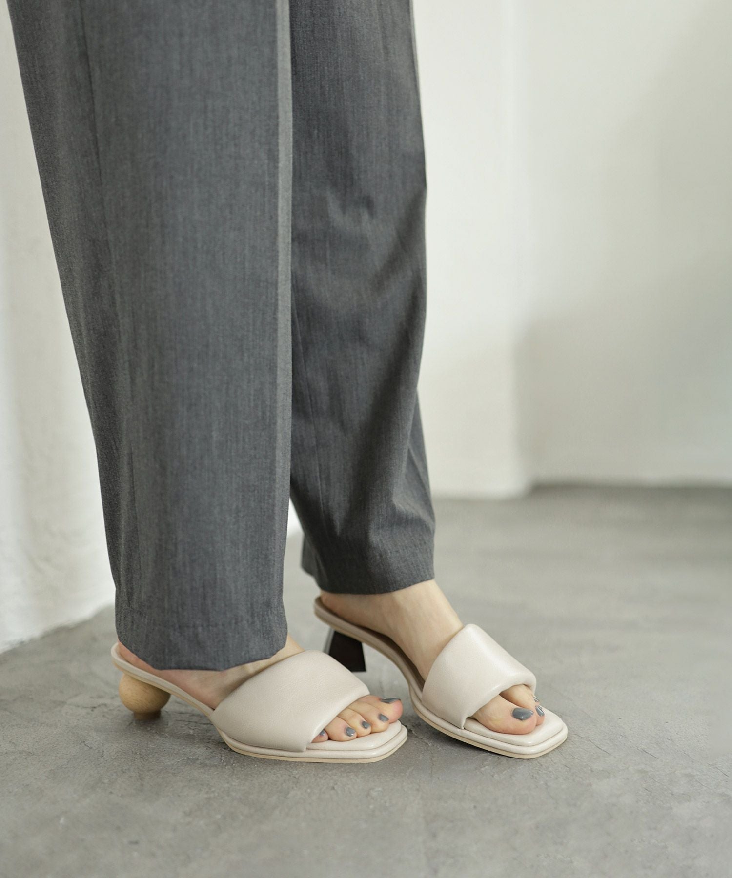 アシンメトリーウッドヒールのパデットミュールサンダル