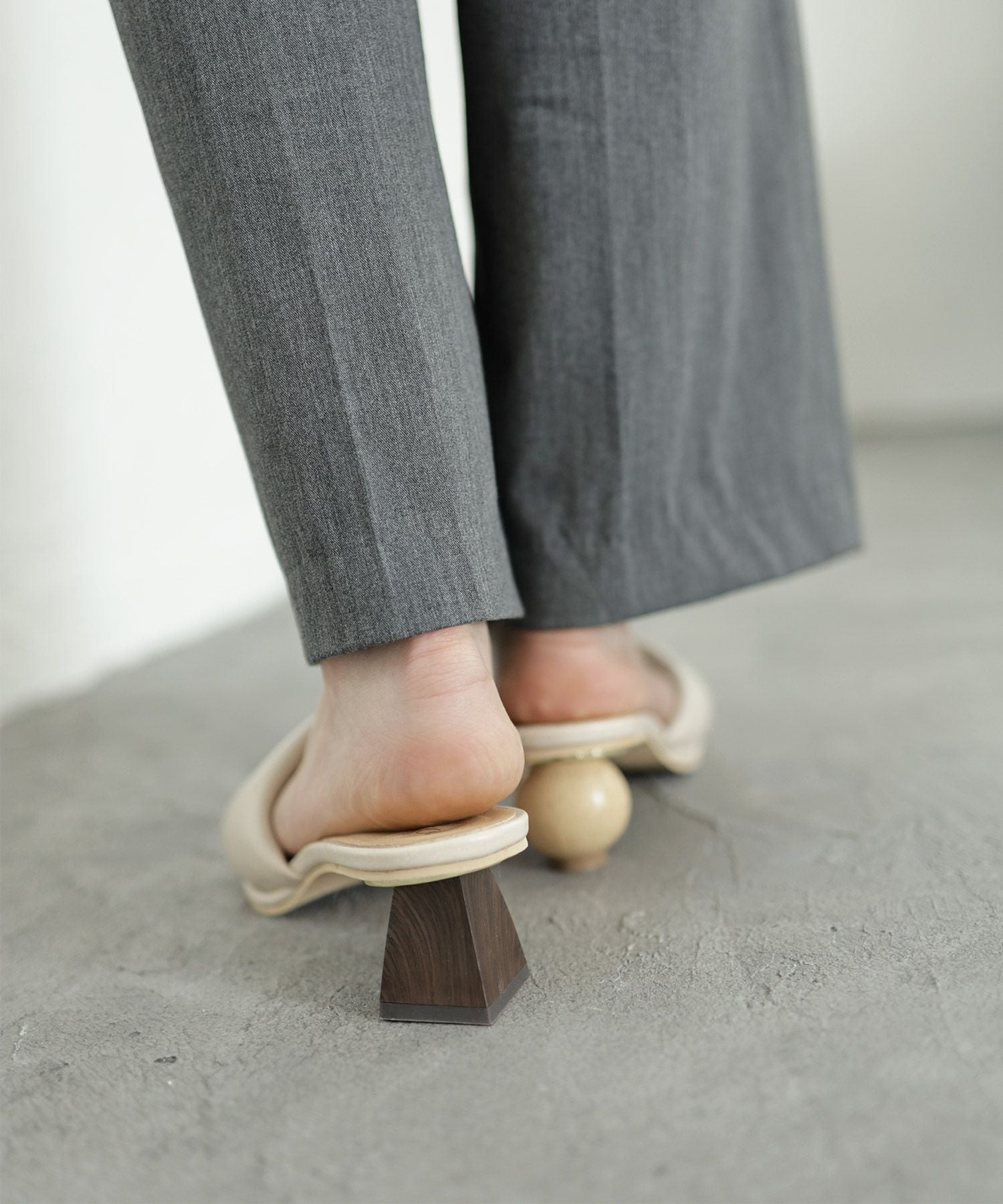 アシンメトリーウッドヒールのパデットミュールサンダル