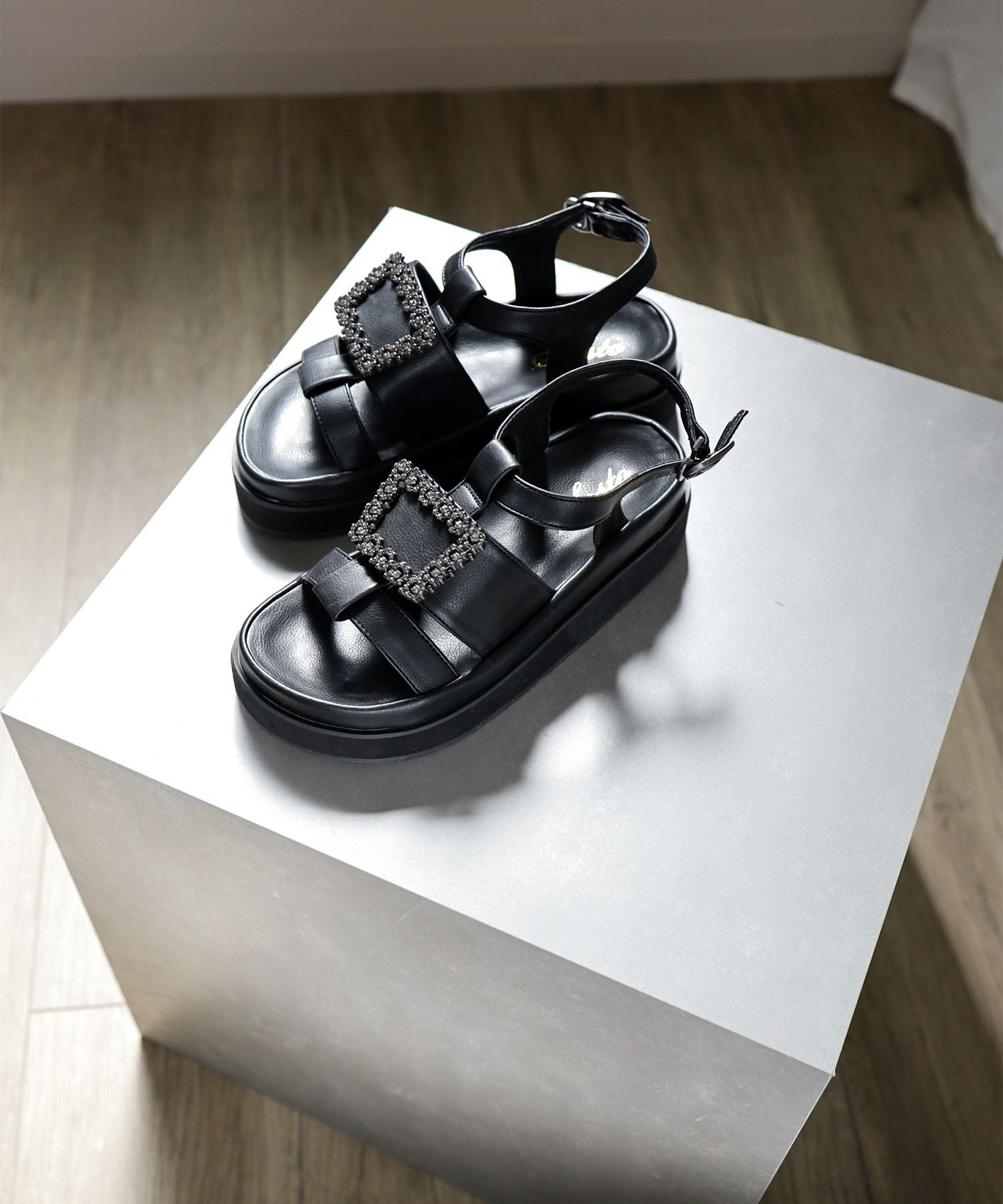 ビジューモチーフ付き厚底フットベッドサンダル▲返品交換不可