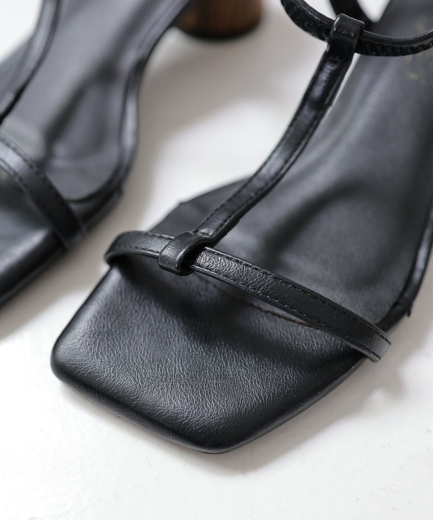 Tストラップサークルヒールサンダル