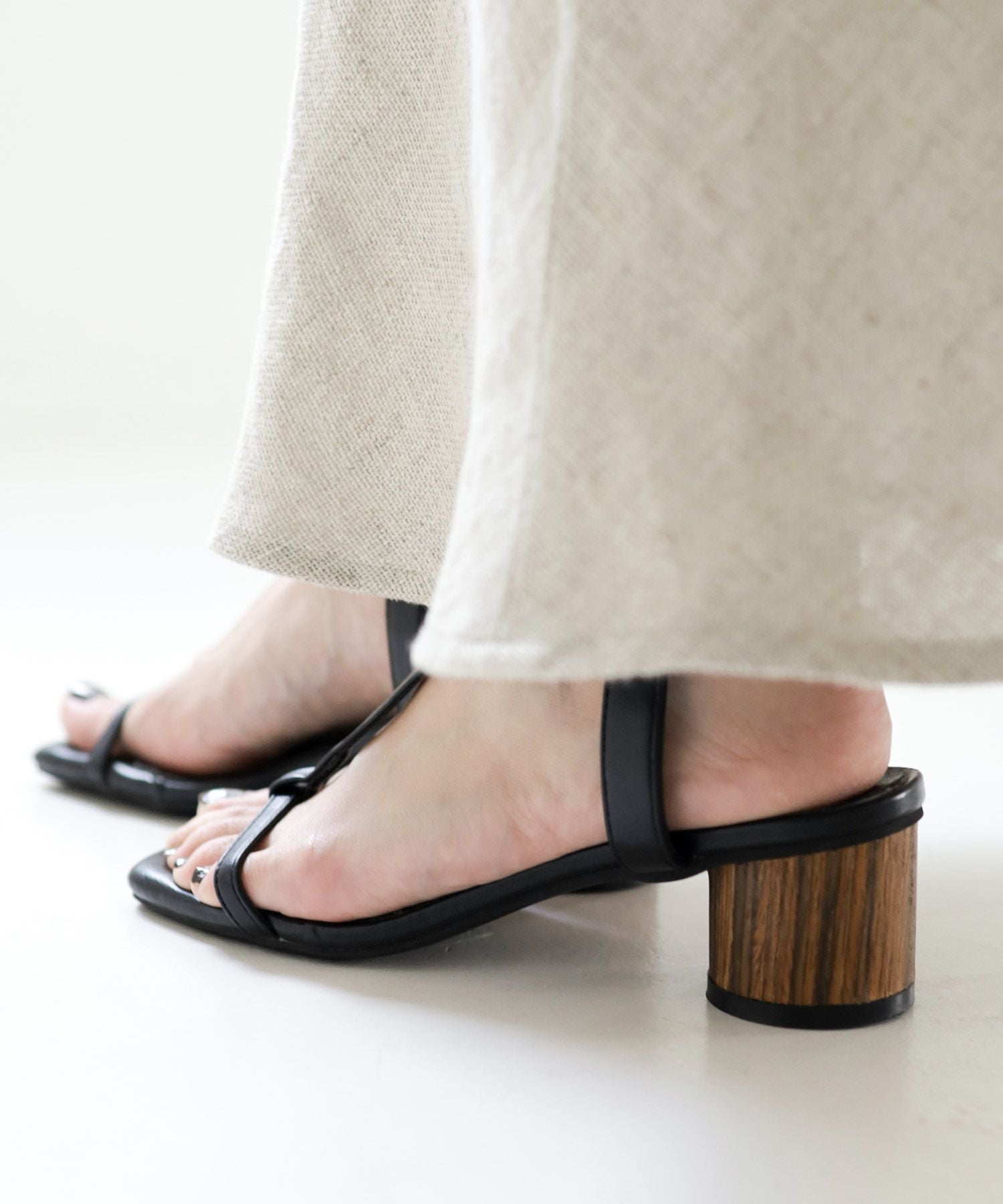 Tストラップサークルヒールサンダル