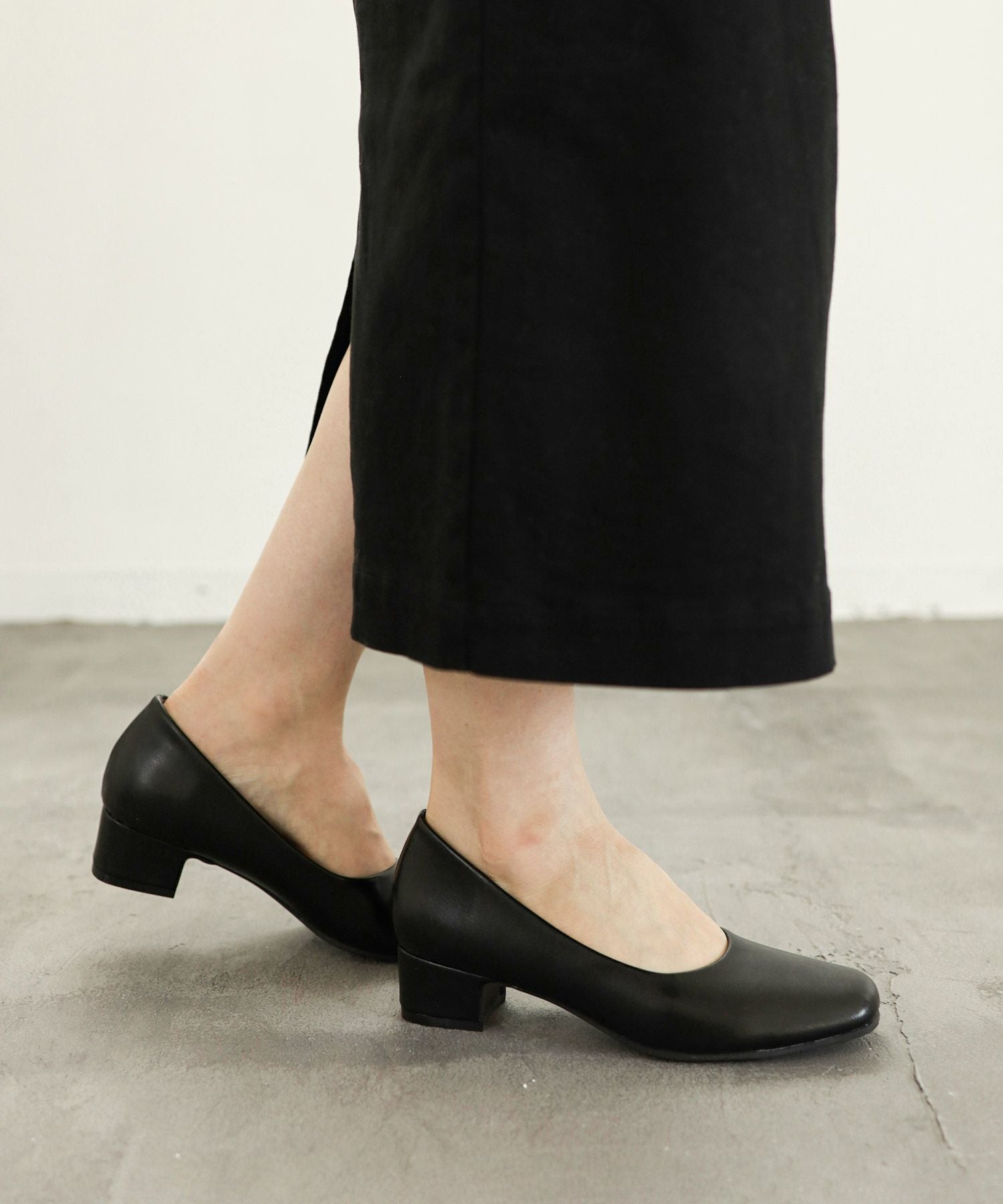 選べる2デザイン！ゆったり幅広ふわふわクッションインソールスクエアトゥローヒールパンプス 一部4月中旬入荷予定