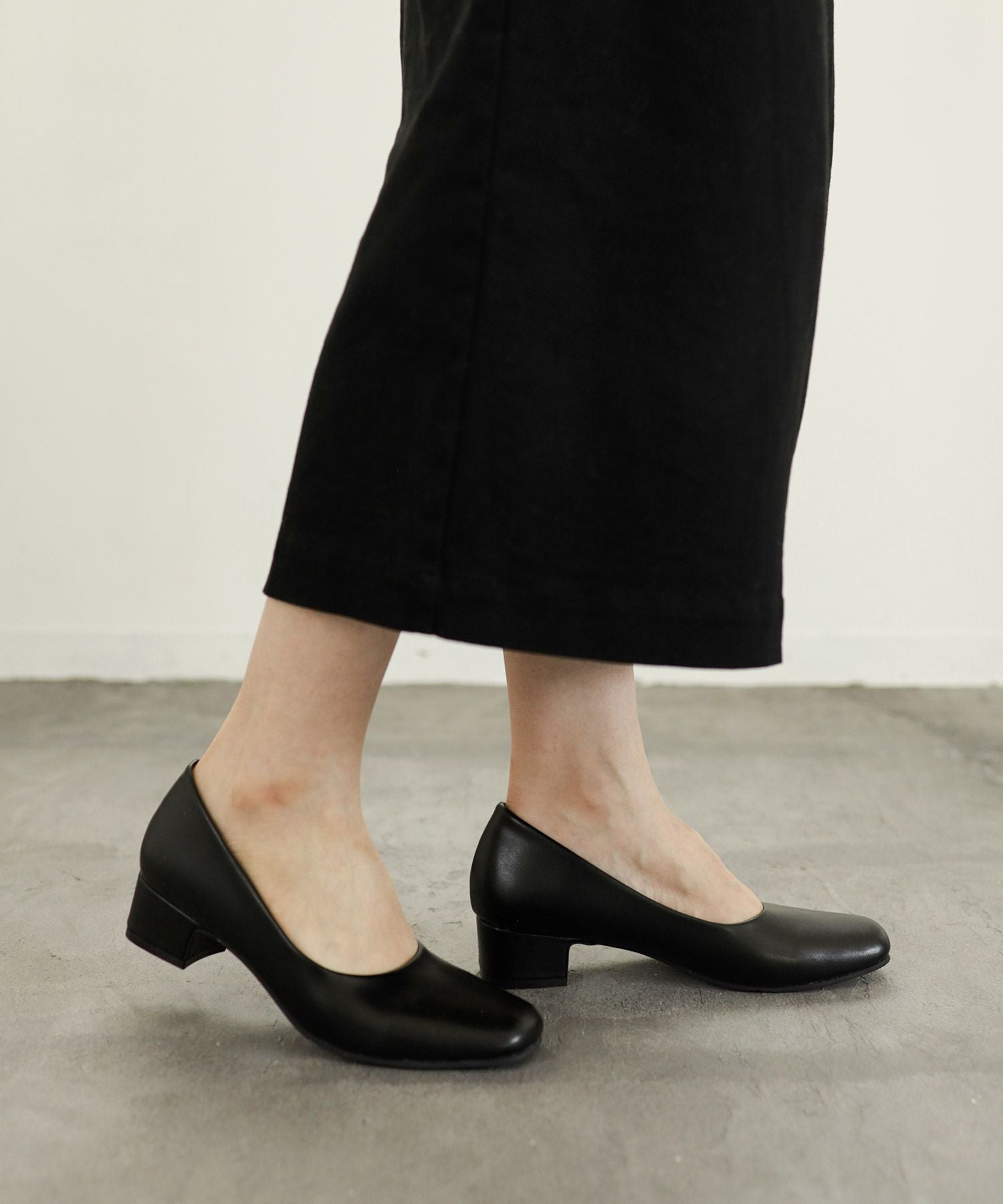 選べる2デザイン！ゆったり幅広ふわふわクッションインソールスクエアトゥローヒールパンプス 一部4月中旬入荷予定