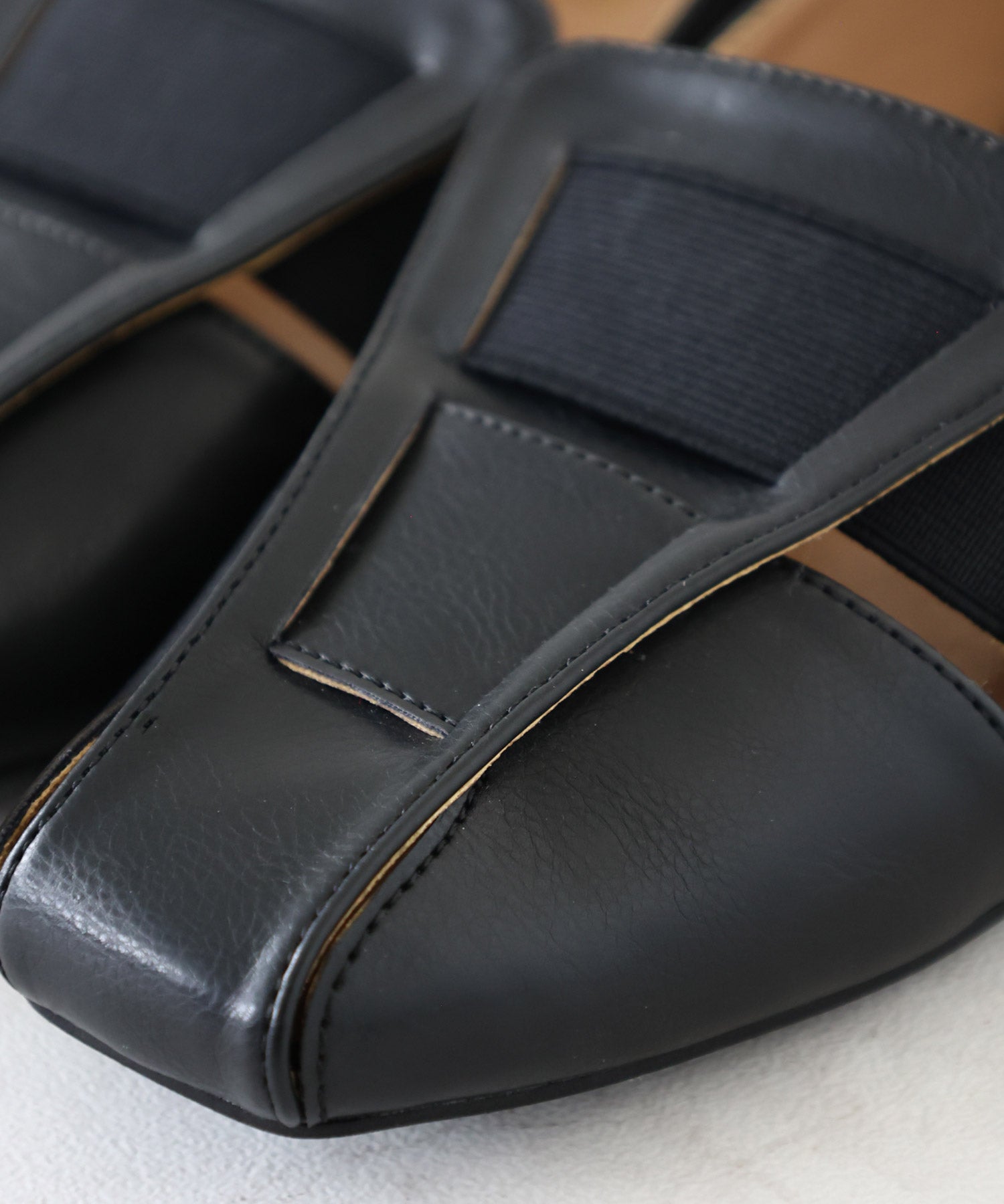 かかと滑り止めジェル付き＆スリッパにもなる2Way！幅がゴムで伸縮するフィットパンプス