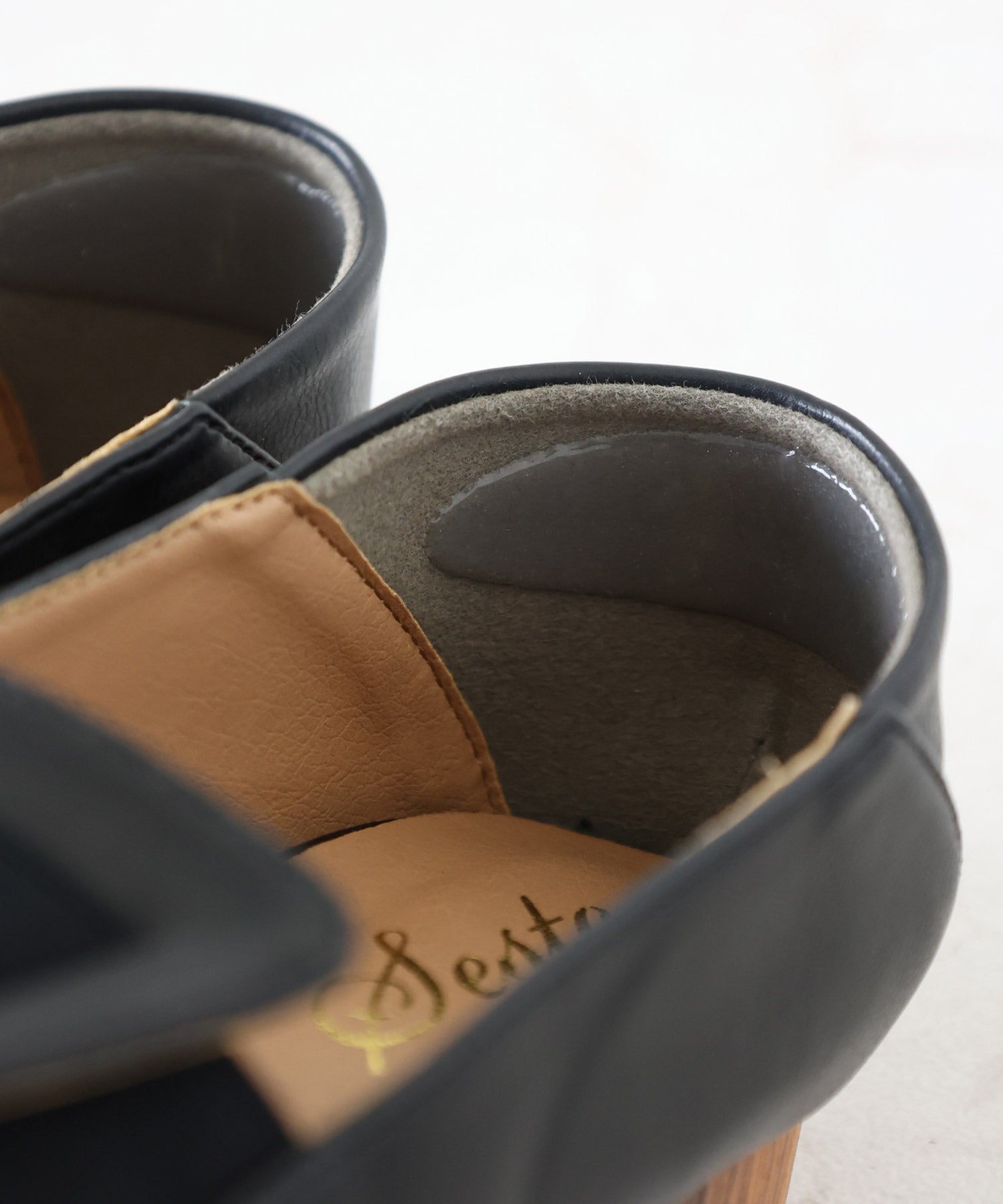 かかと滑り止めジェル付き＆スリッパにもなる2Way！幅がゴムで伸縮するフィットパンプス