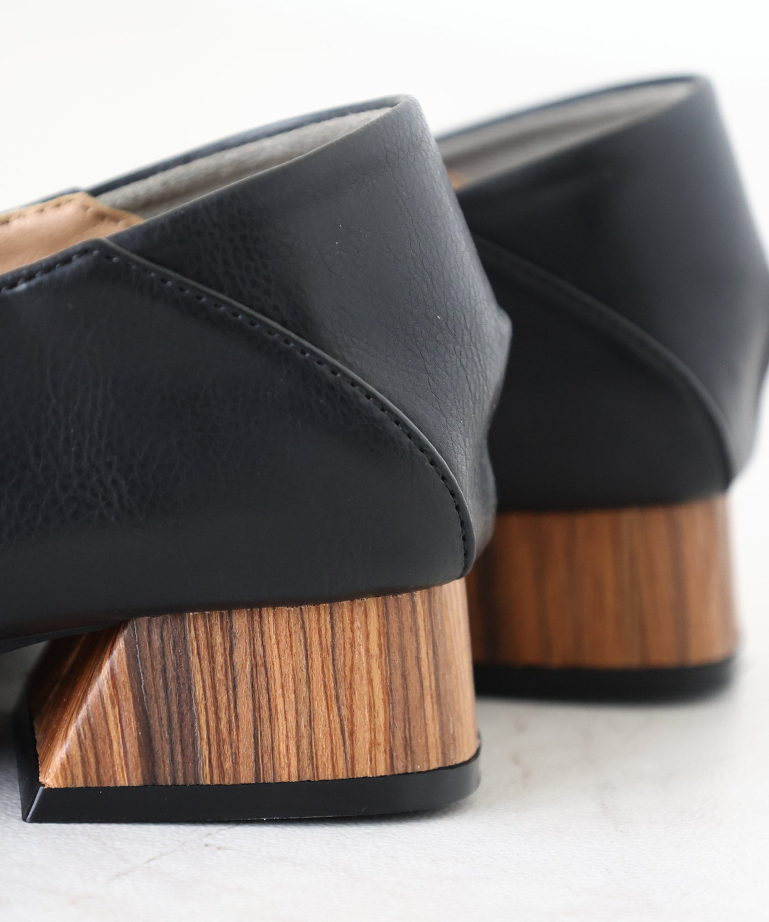 かかと滑り止めジェル付き＆スリッパにもなる2Way！幅がゴムで伸縮するフィットパンプス