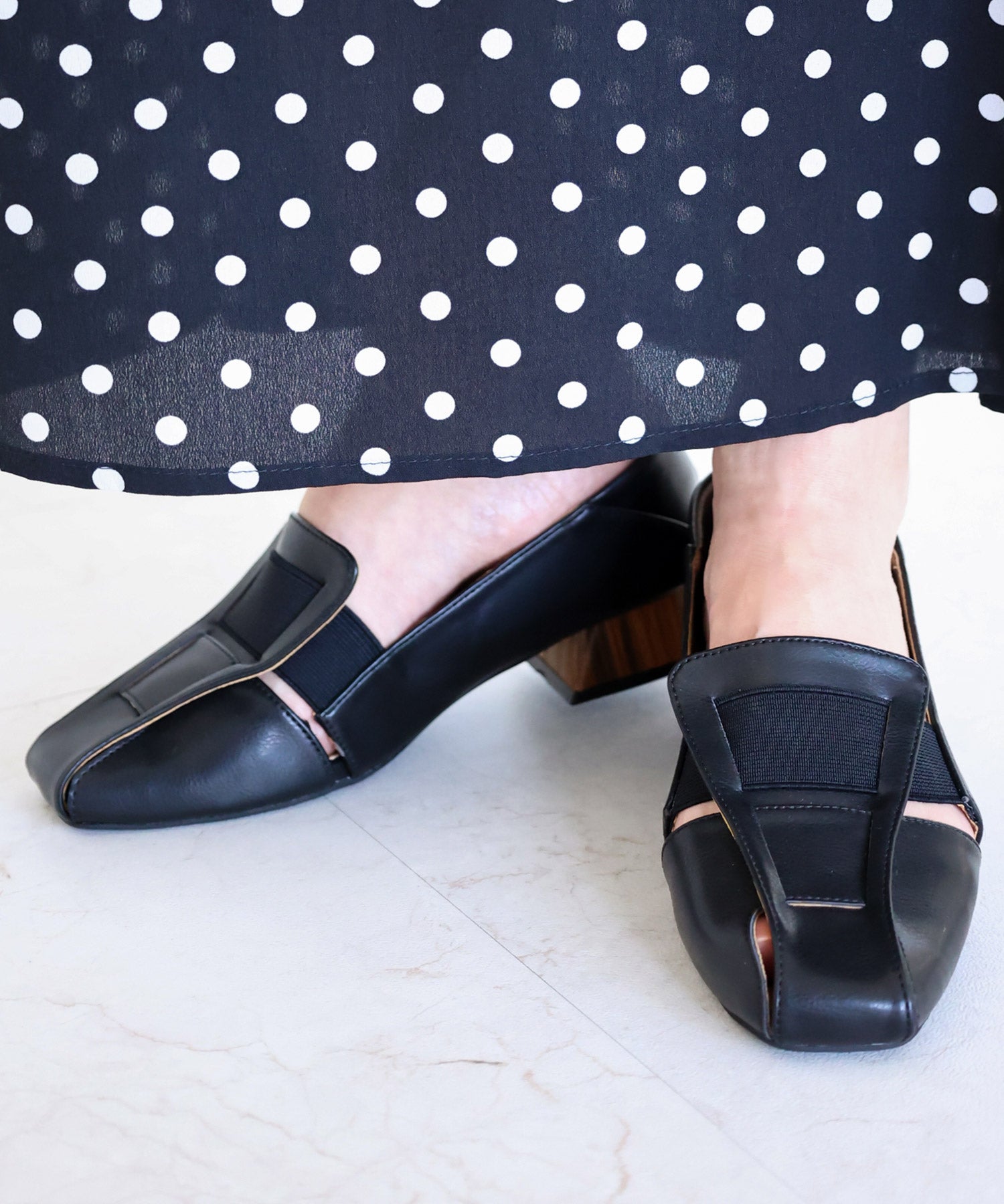 かかと滑り止めジェル付き＆スリッパにもなる2Way！幅がゴムで伸縮するフィットパンプス