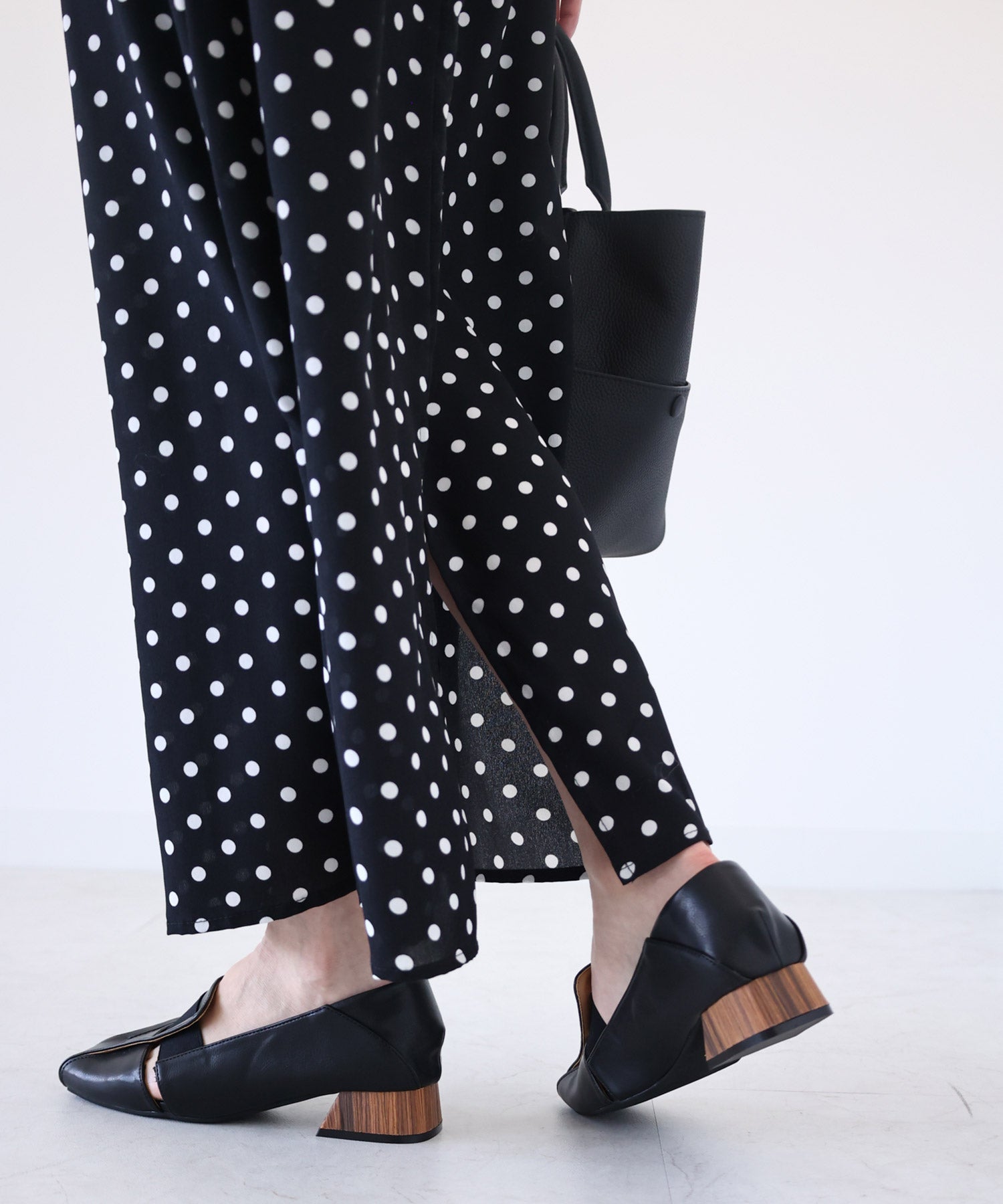 かかと滑り止めジェル付き＆スリッパにもなる2Way！幅がゴムで伸縮するフィットパンプス