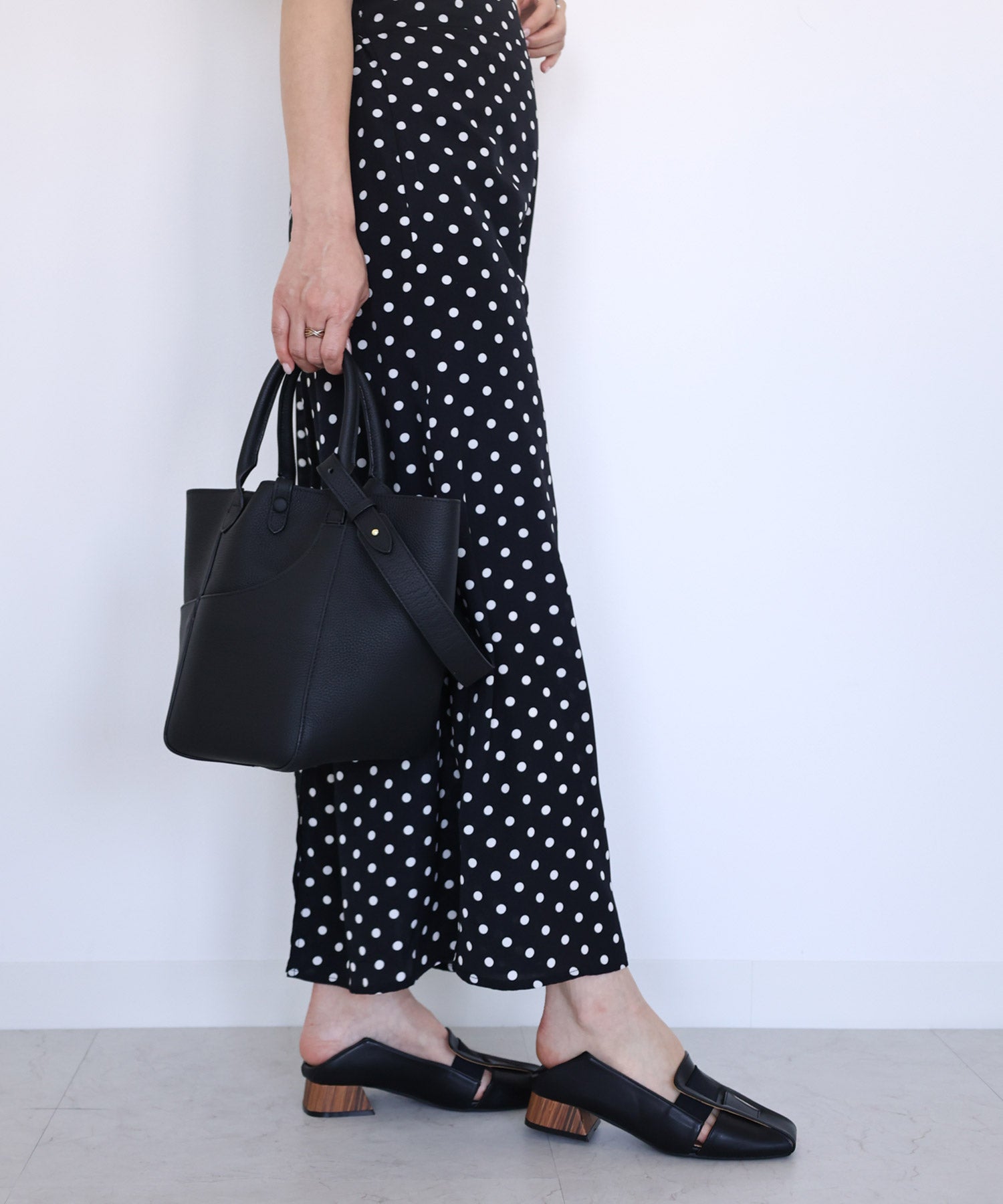 かかと滑り止めジェル付き＆スリッパにもなる2Way！幅がゴムで伸縮するフィットパンプス