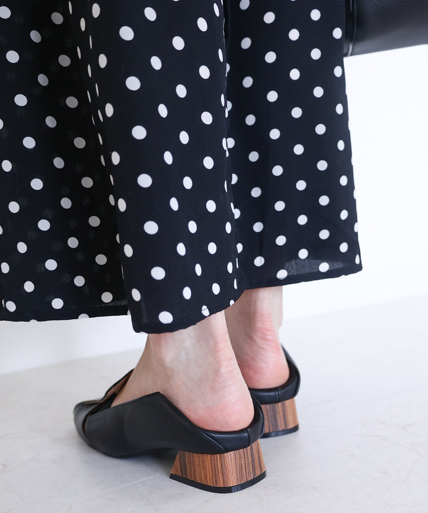 かかと滑り止めジェル付き＆スリッパにもなる2Way！幅がゴムで伸縮するフィットパンプス