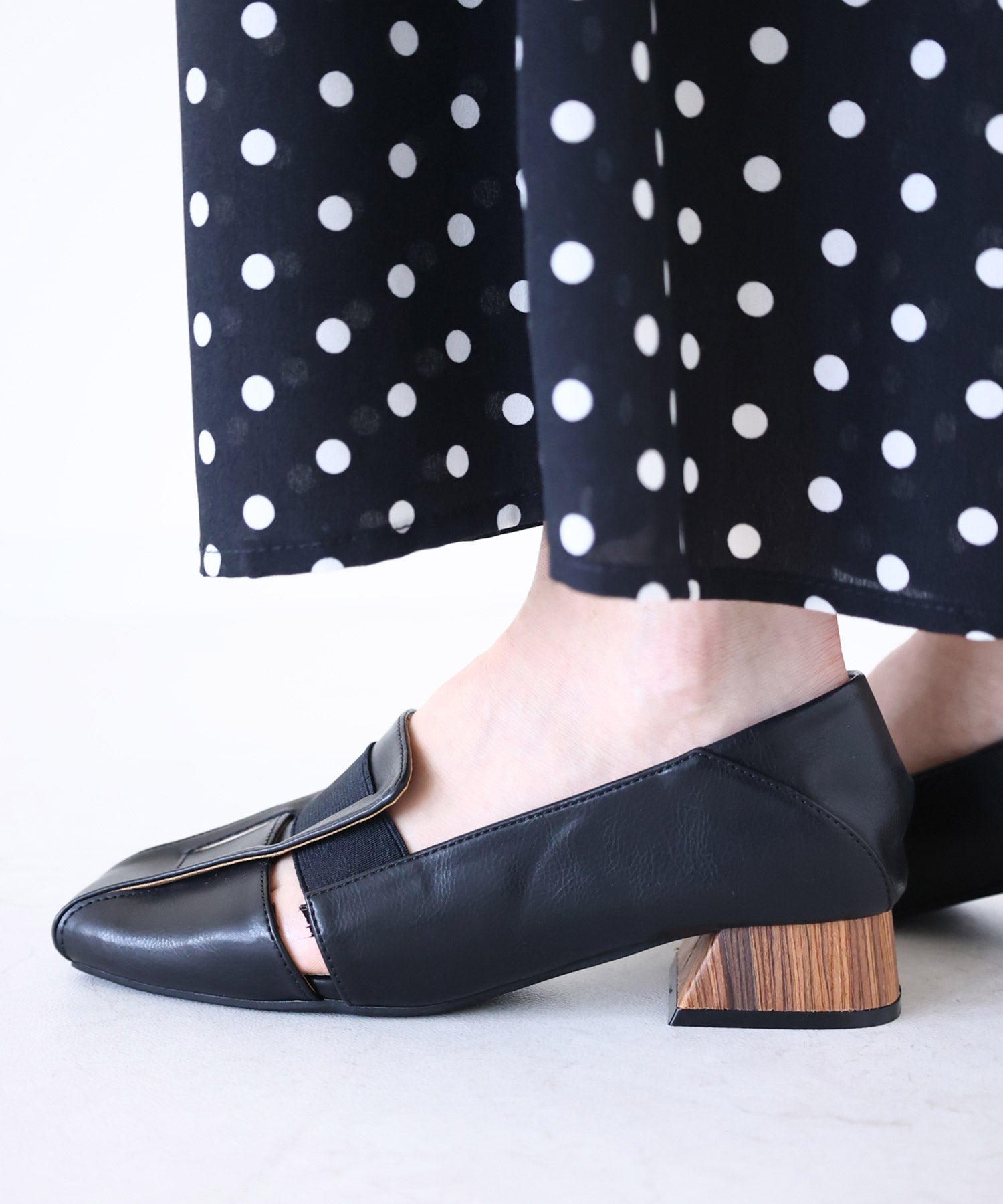 かかと滑り止めジェル付き＆スリッパにもなる2Way！幅がゴムで伸縮するフィットパンプス