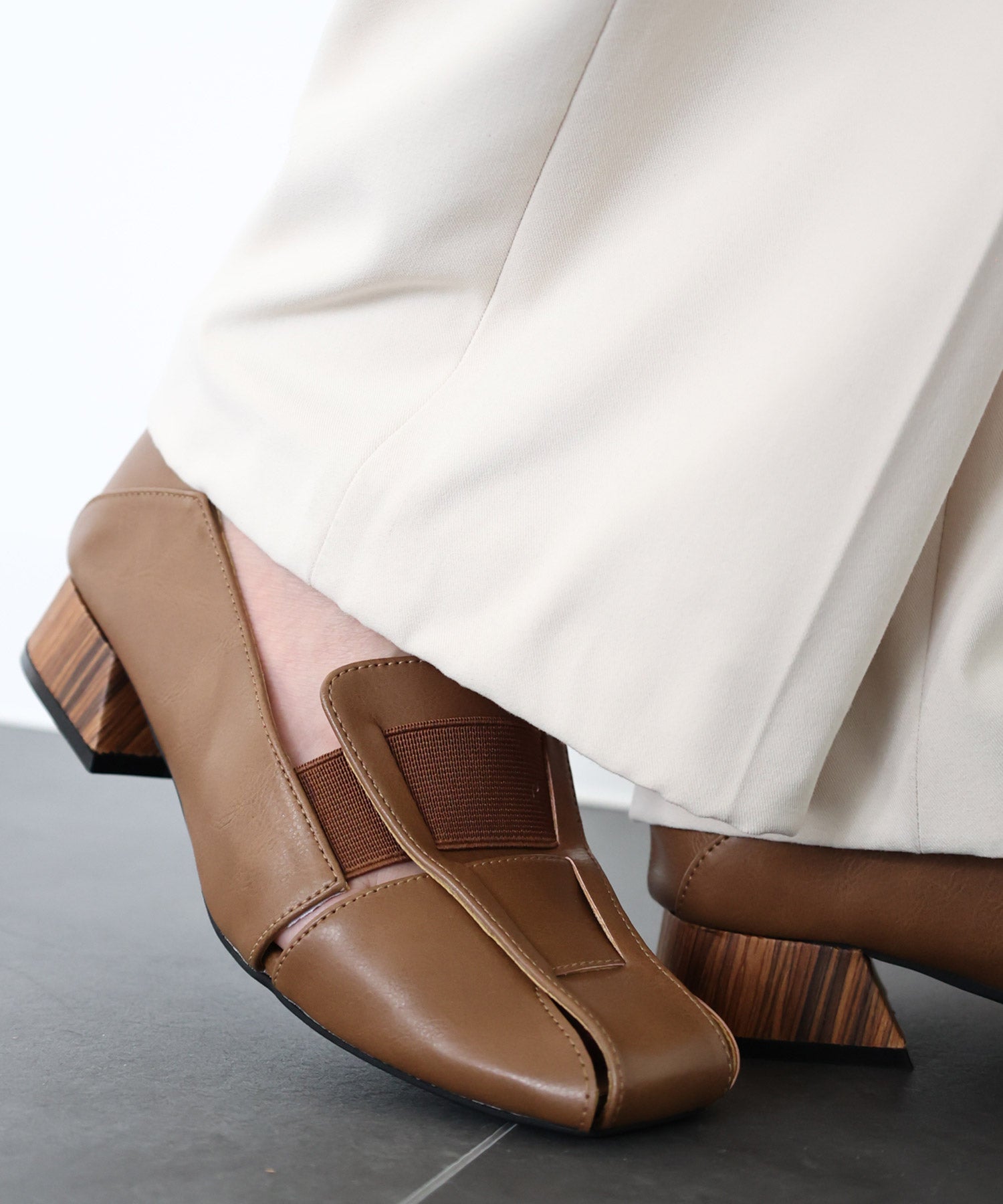 かかと滑り止めジェル付き＆スリッパにもなる2Way！幅がゴムで伸縮するフィットパンプス