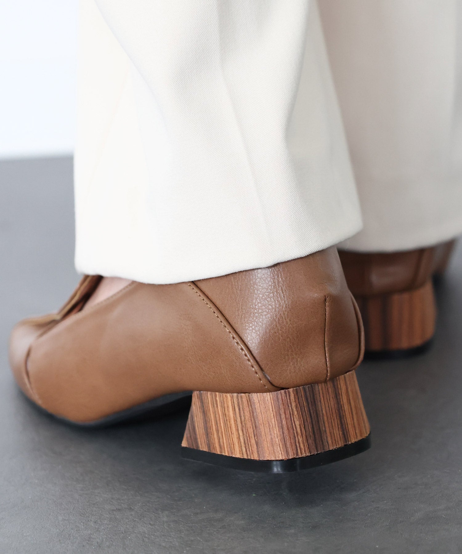 かかと滑り止めジェル付き＆スリッパにもなる2Way！幅がゴムで伸縮するフィットパンプス