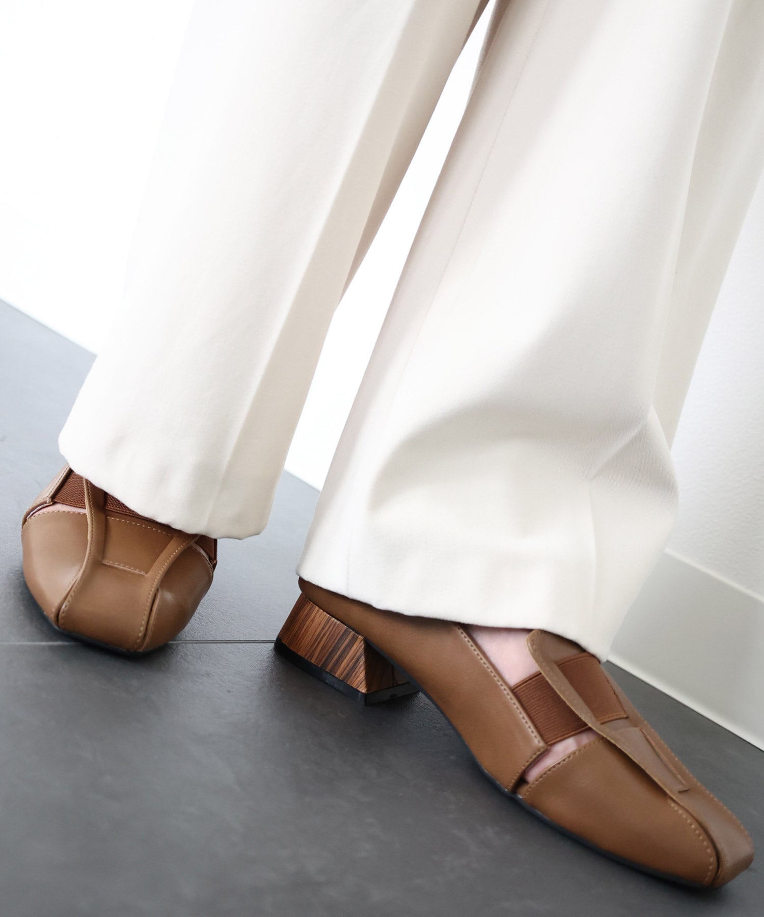 かかと滑り止めジェル付き＆スリッパにもなる2Way！幅がゴムで伸縮するフィットパンプス