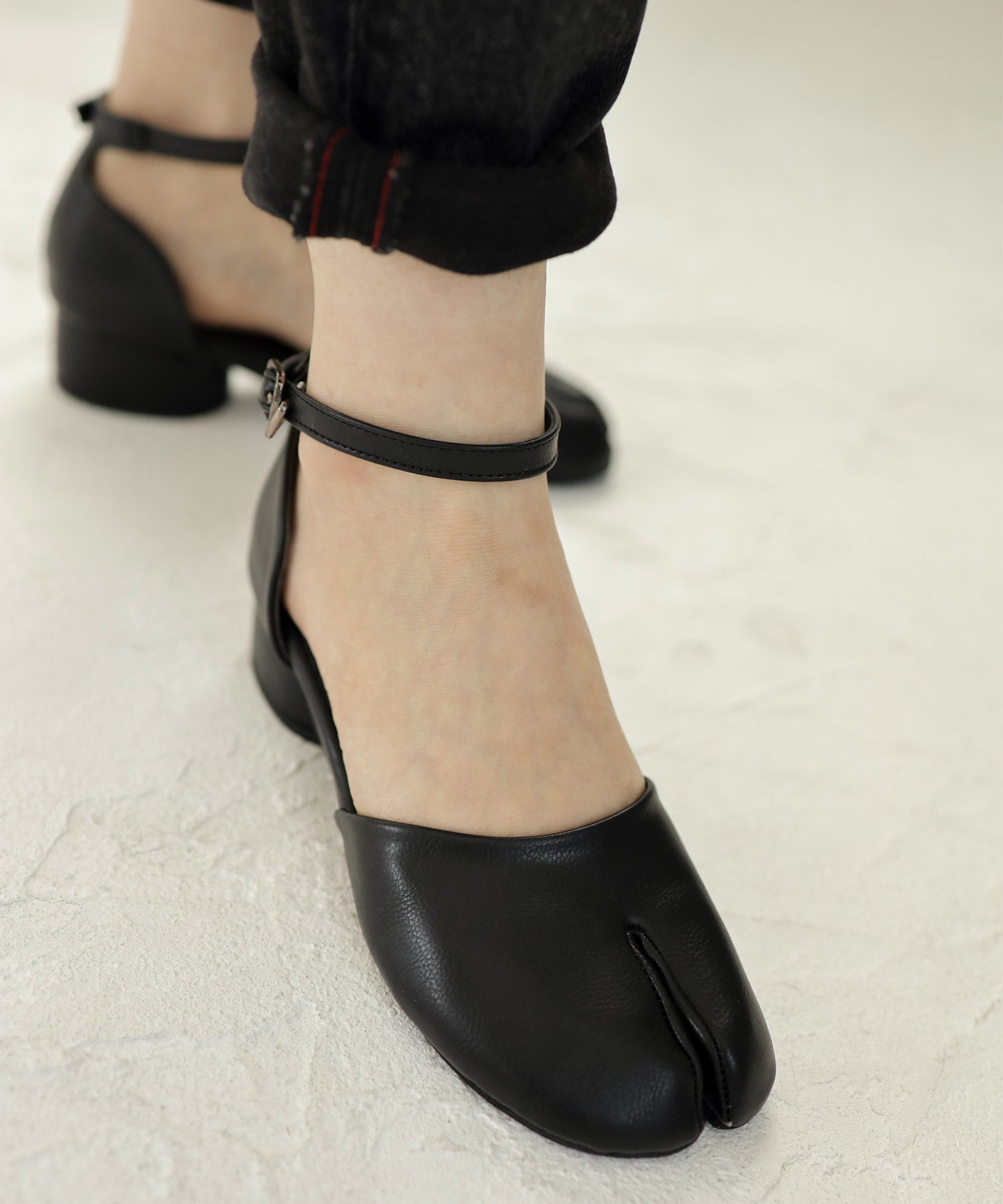 ローヒールタビストラップパンプス▲返品不可