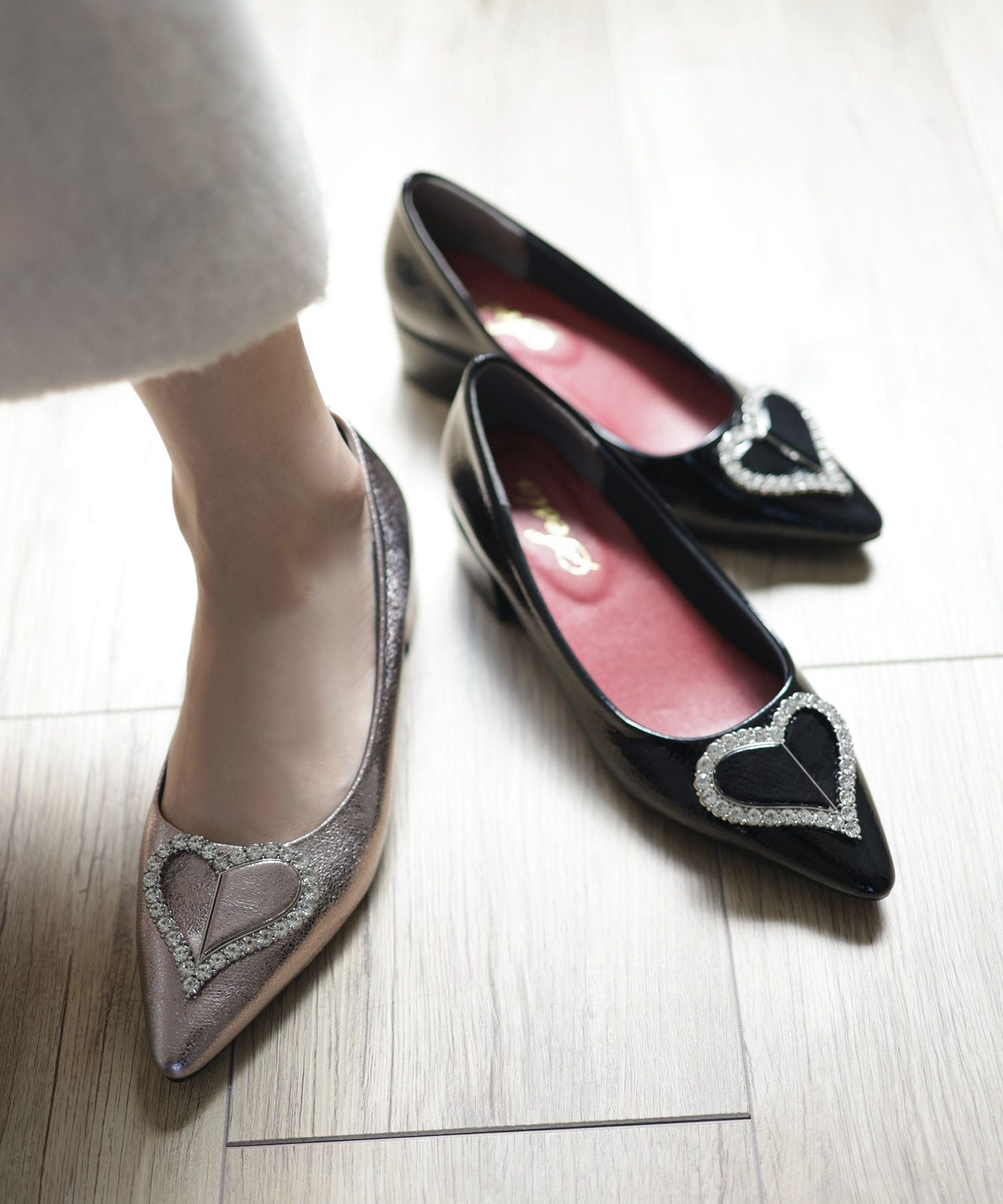 ハートモチーフローヒールポインテッドトゥパンプス▲返品交換不可