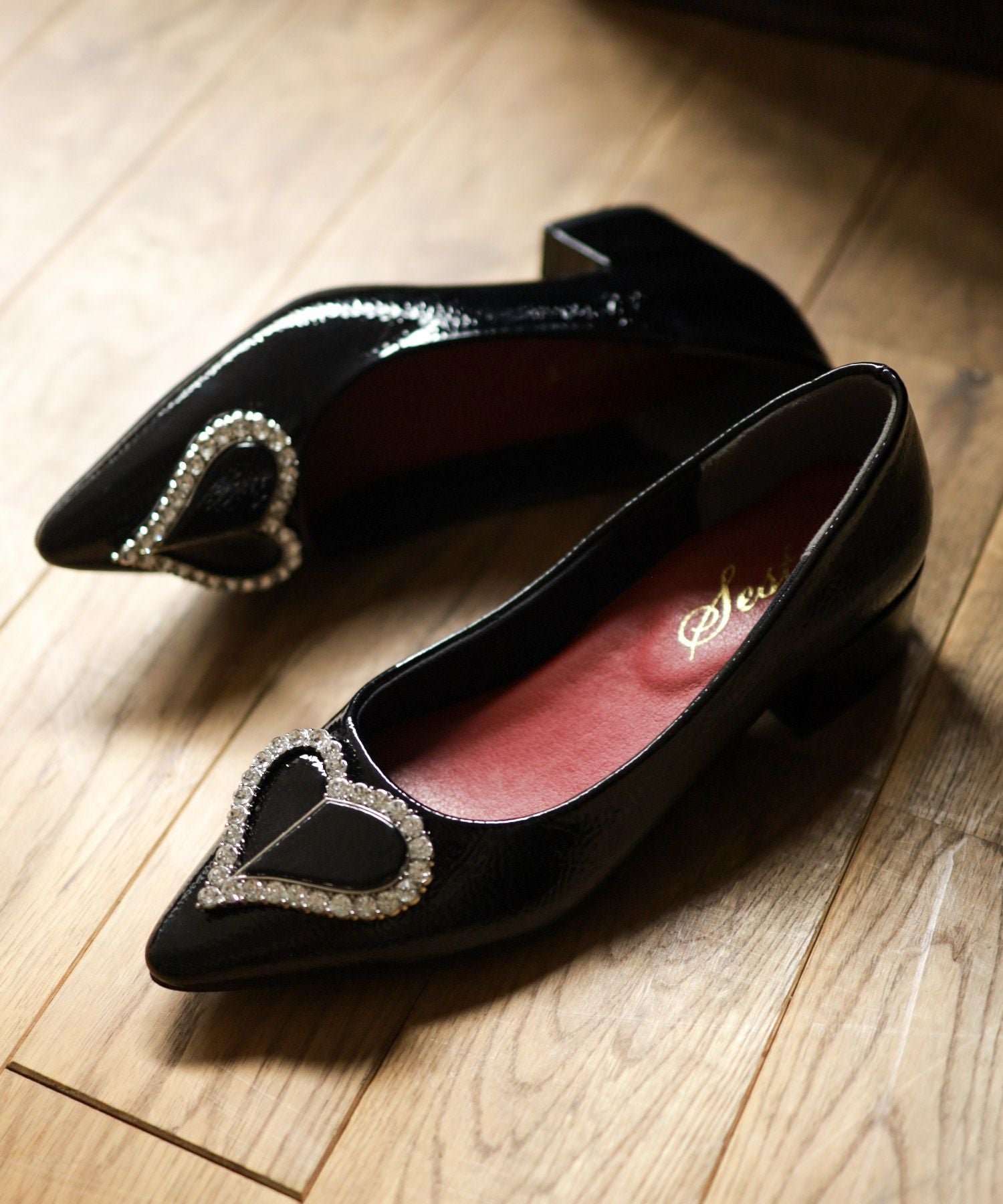 ハートモチーフローヒールポインテッドトゥパンプス▲返品交換不可