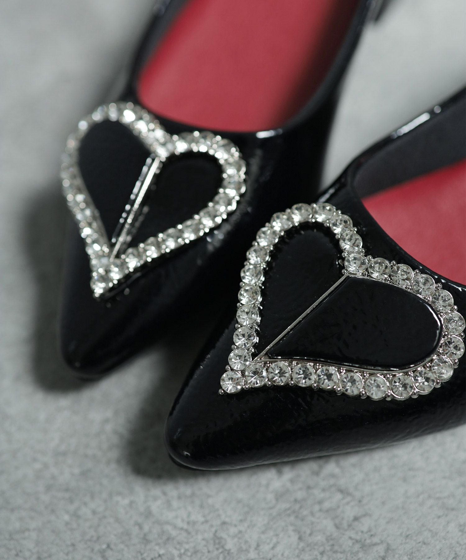 ハートモチーフローヒールポインテッドトゥパンプス▲返品交換不可