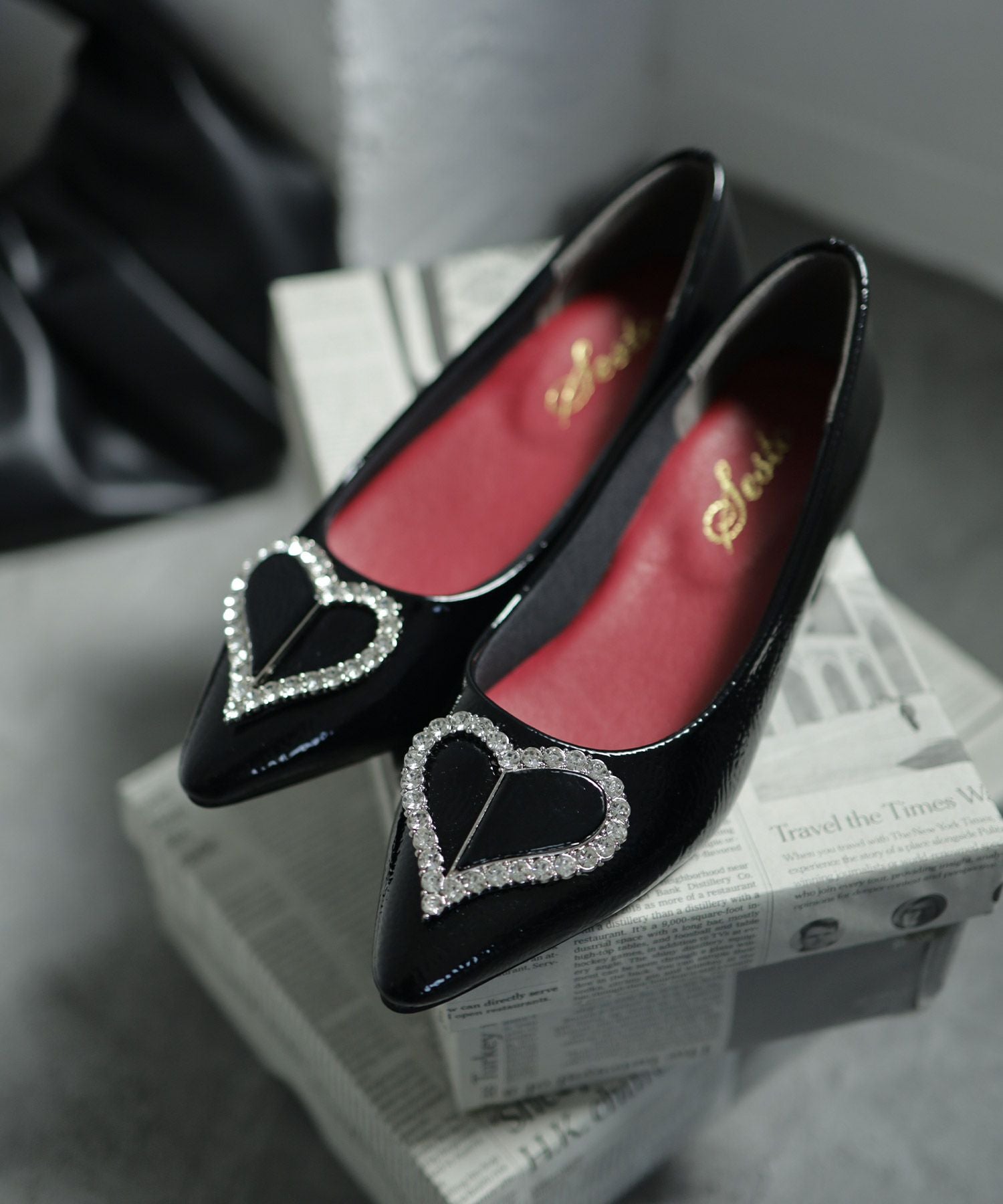 ハートモチーフローヒールポインテッドトゥパンプス▲返品交換不可