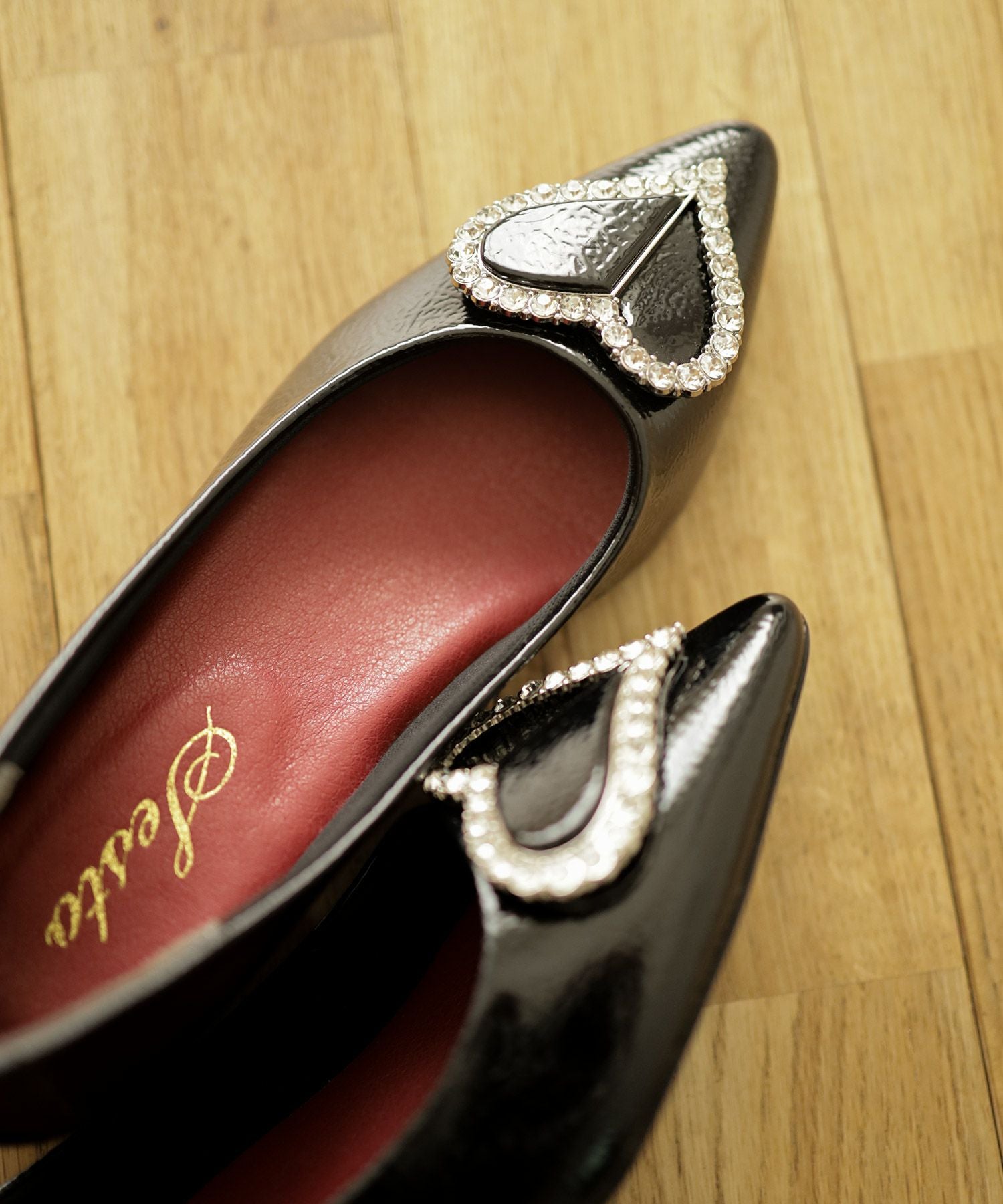 ハートモチーフローヒールポインテッドトゥパンプス▲返品交換不可