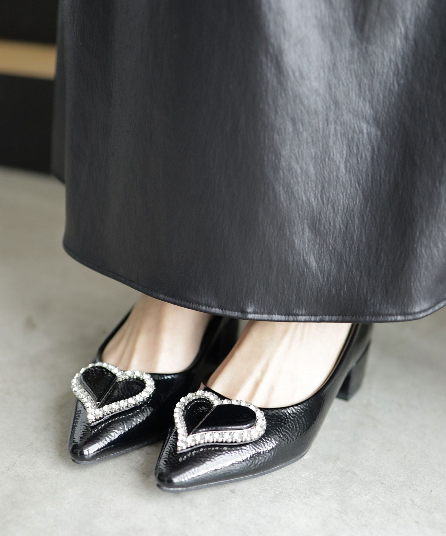 ハートモチーフローヒールポインテッドトゥパンプス▲返品交換不可