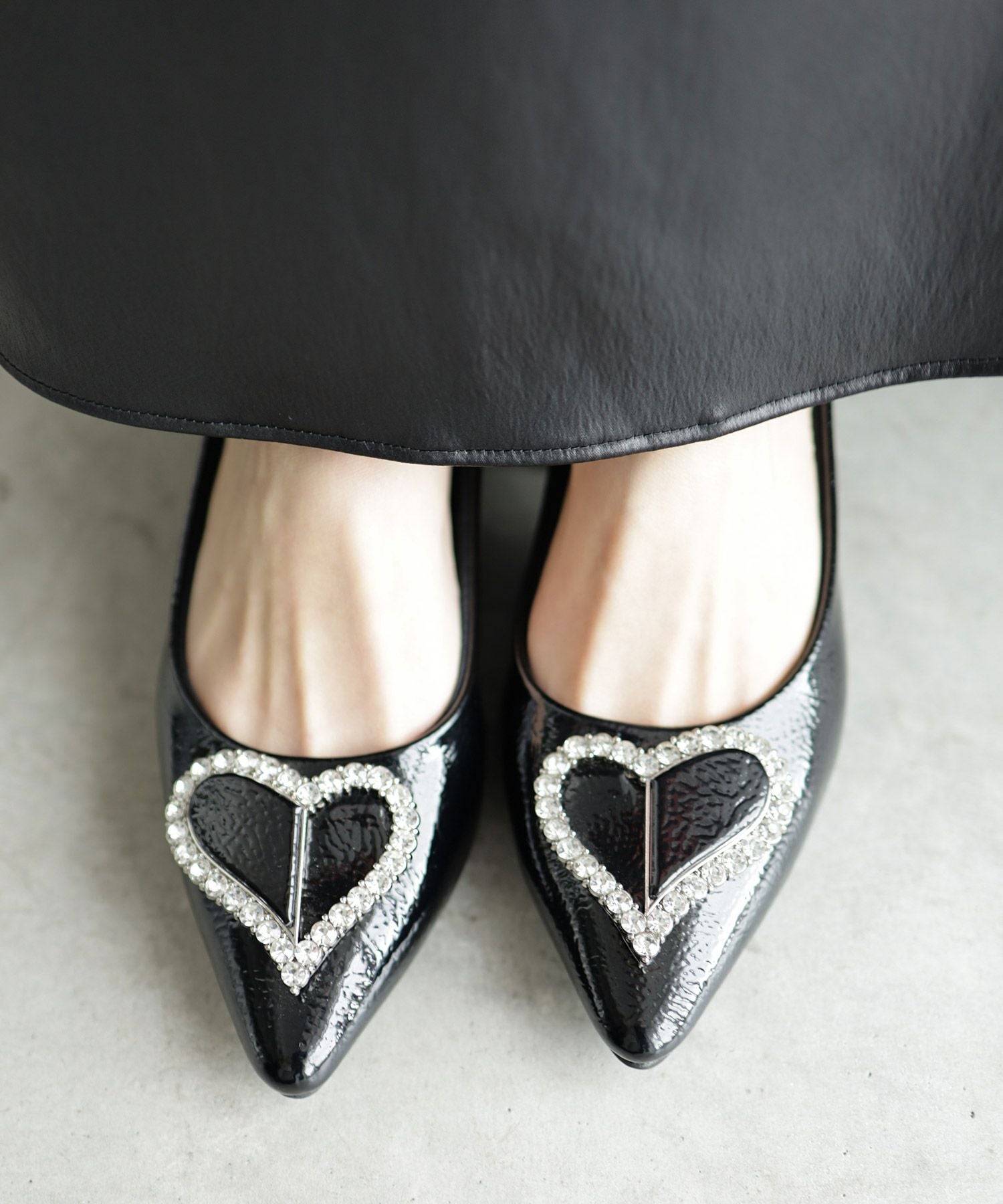 ハートモチーフローヒールポインテッドトゥパンプス▲返品交換不可