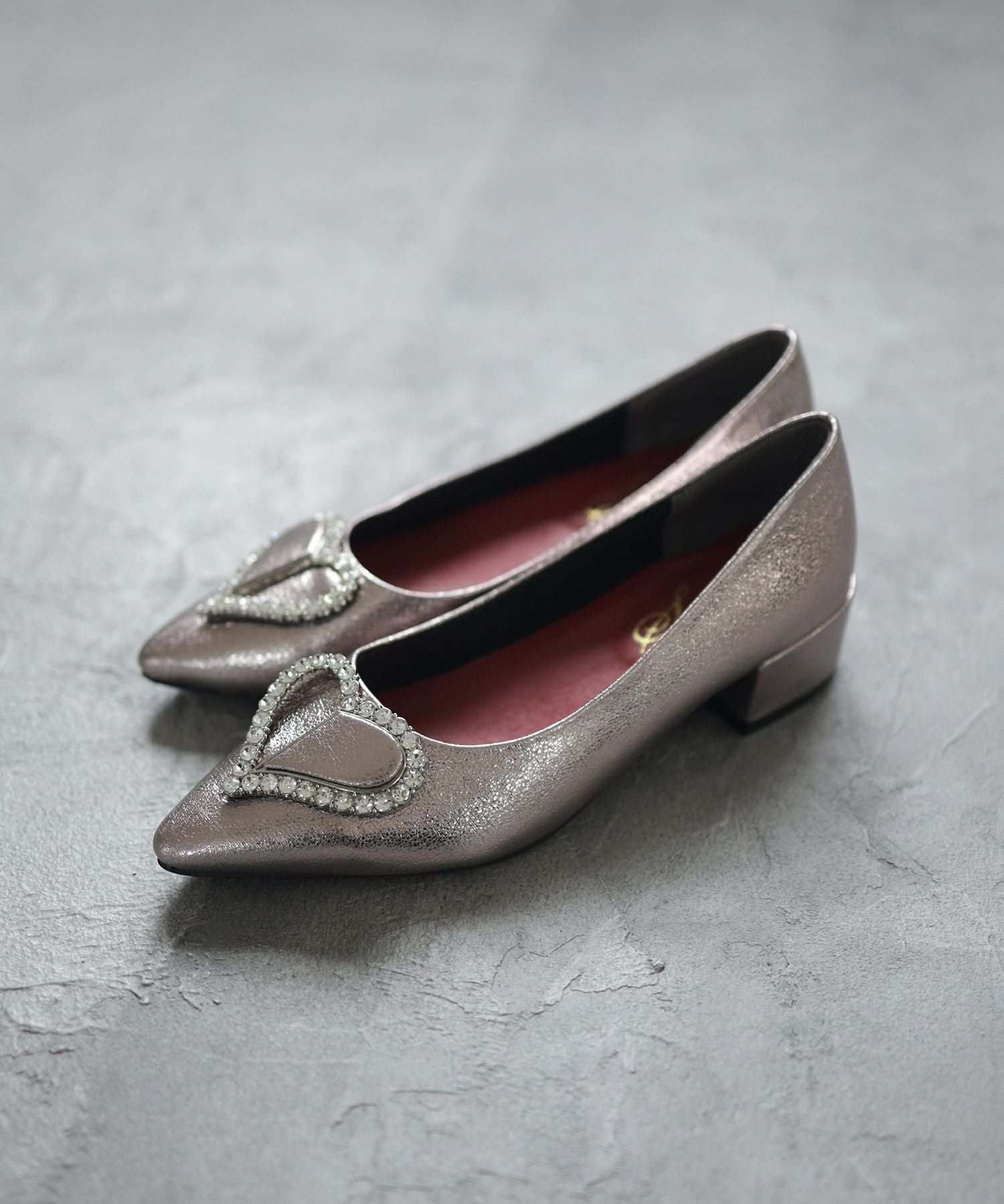 ハートモチーフローヒールポインテッドトゥパンプス▲返品交換不可