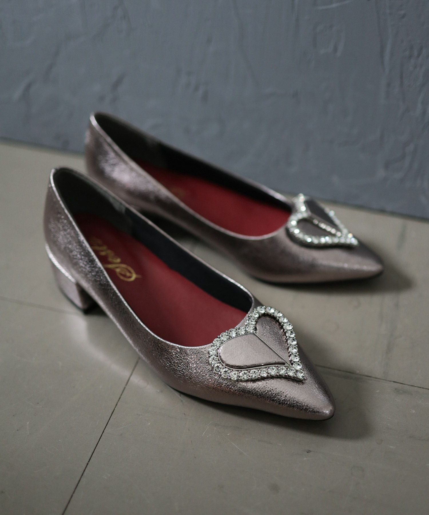 ハートモチーフローヒールポインテッドトゥパンプス▲返品交換不可