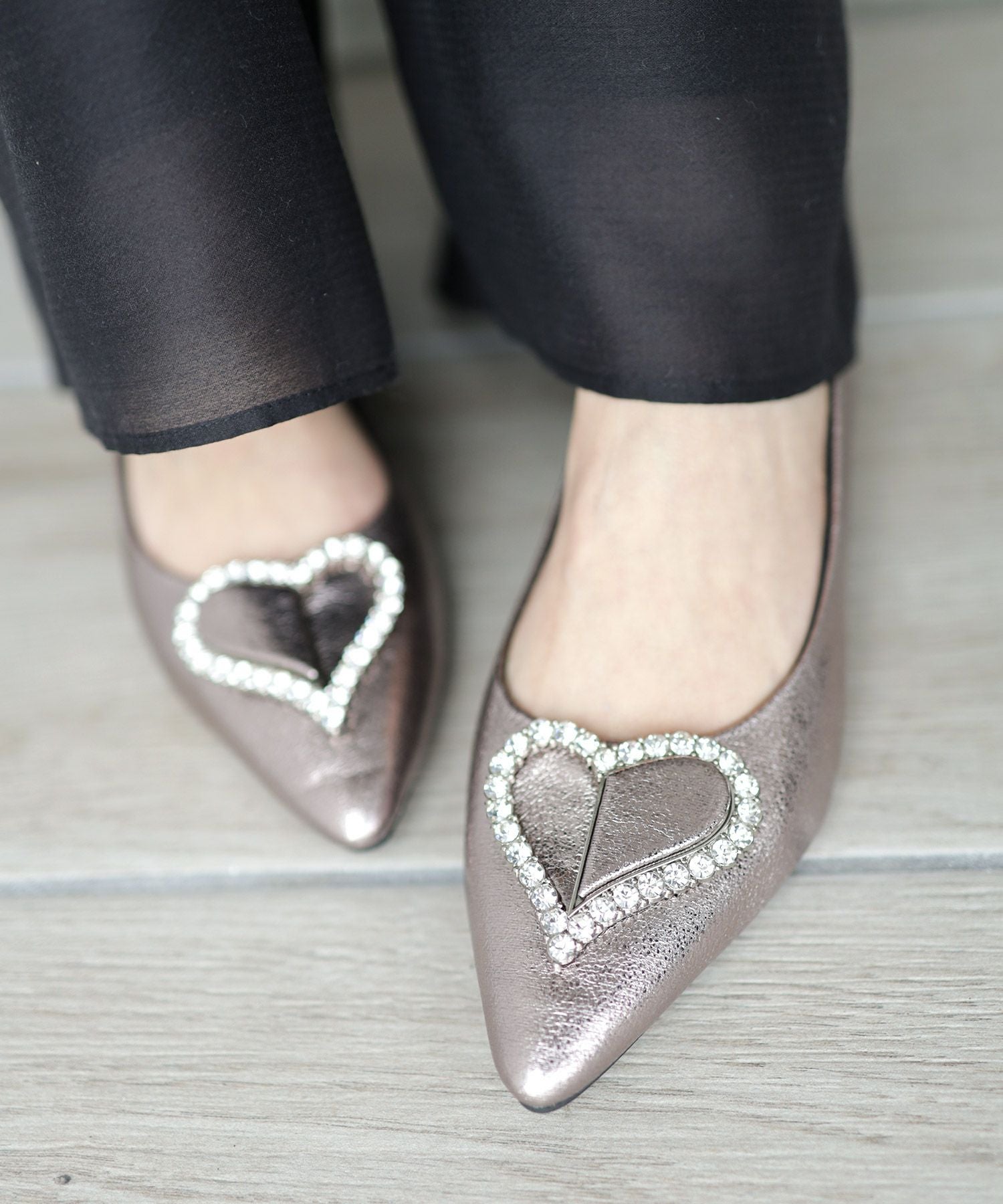 ハートモチーフローヒールポインテッドトゥパンプス▲返品交換不可