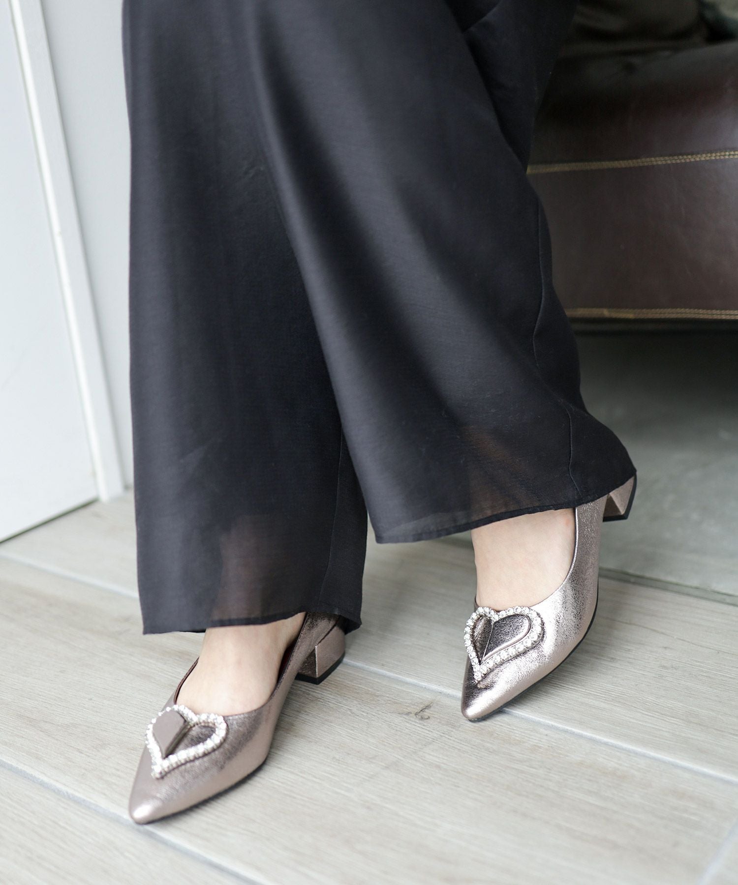 ハートモチーフローヒールポインテッドトゥパンプス▲返品交換不可