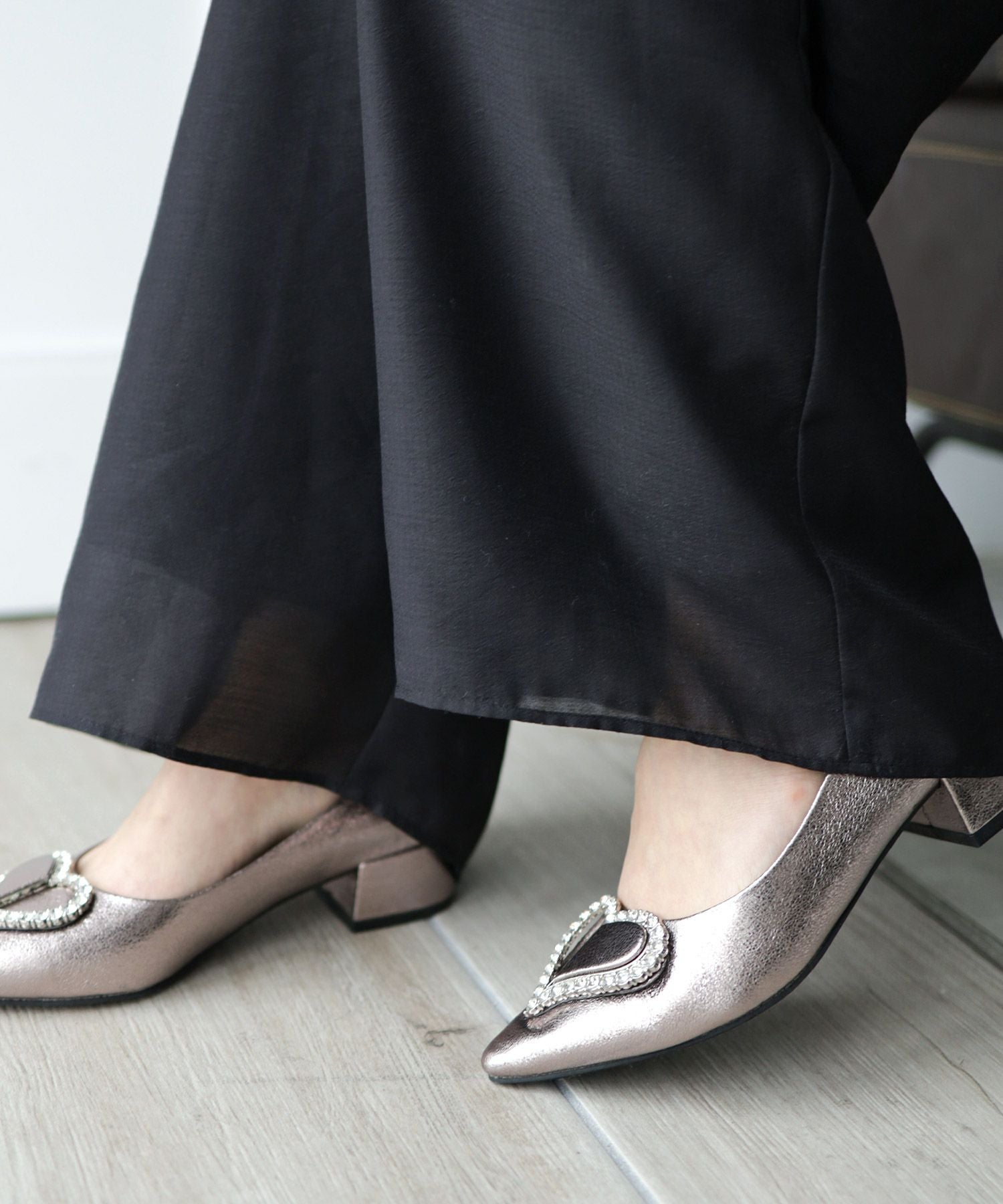 ハートモチーフローヒールポインテッドトゥパンプス▲返品交換不可