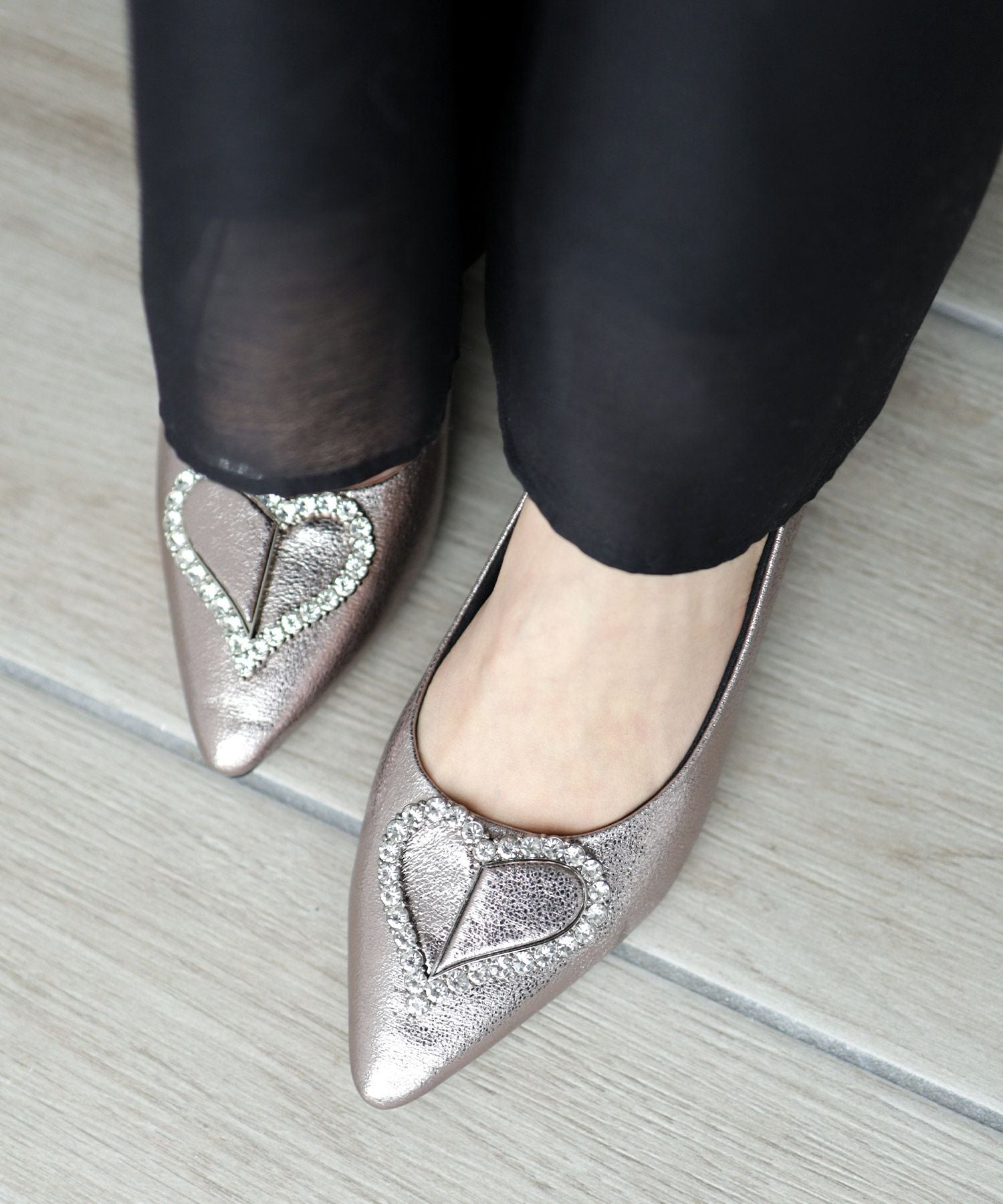 ハートモチーフローヒールポインテッドトゥパンプス▲返品交換不可