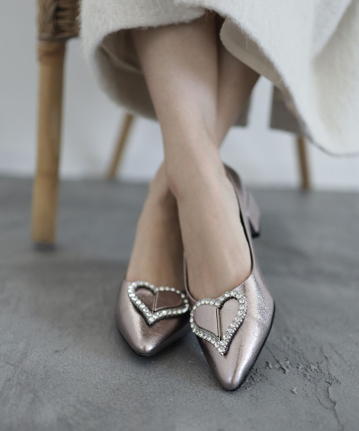 ハートモチーフローヒールポインテッドトゥパンプス▲返品交換不可