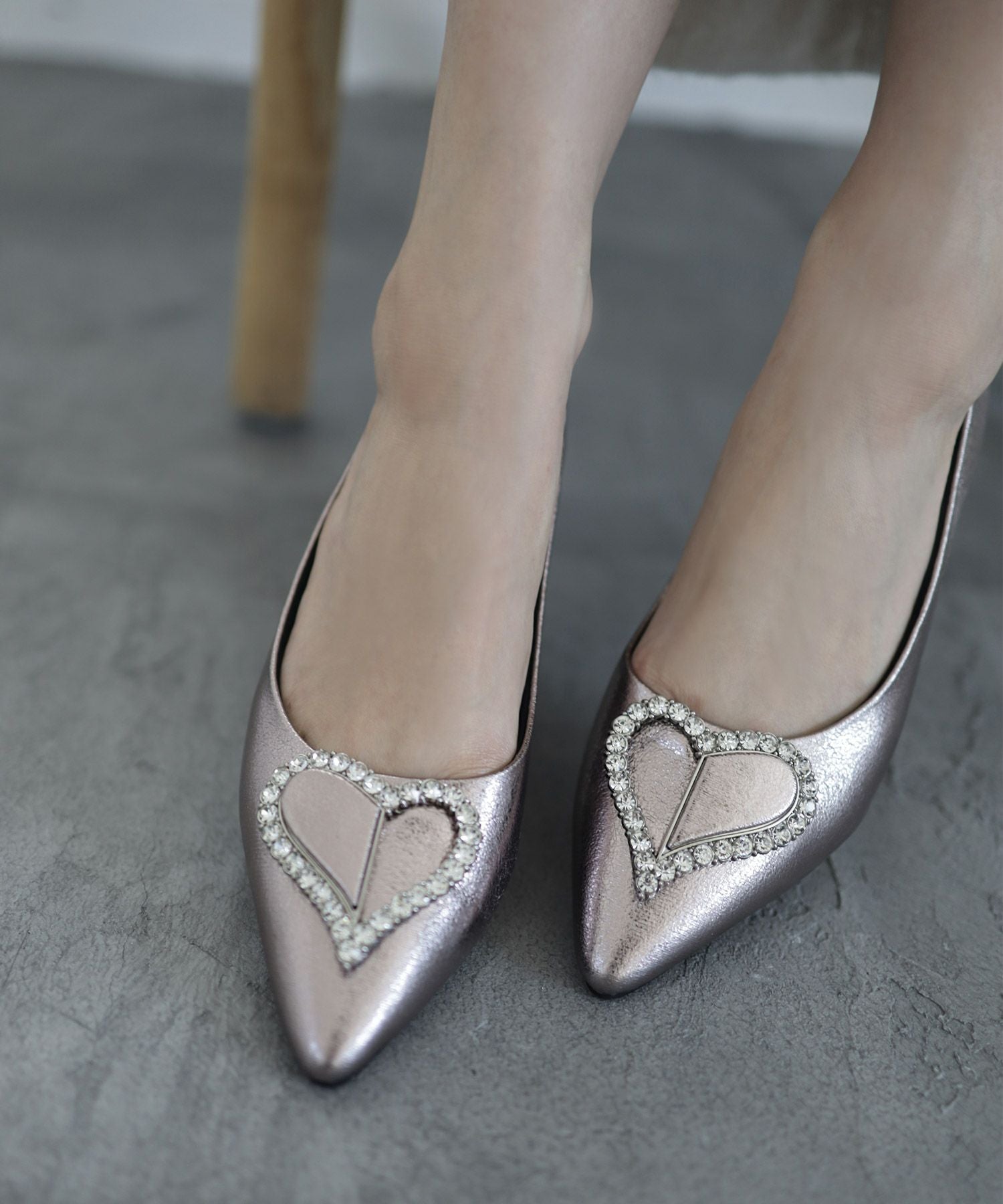 ハートモチーフローヒールポインテッドトゥパンプス▲返品交換不可