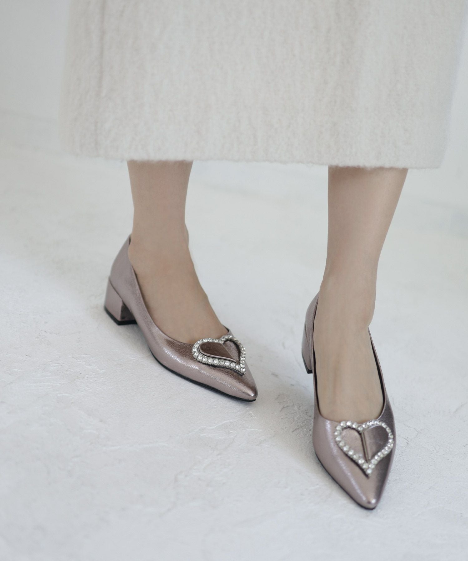ハートモチーフローヒールポインテッドトゥパンプス▲返品交換不可