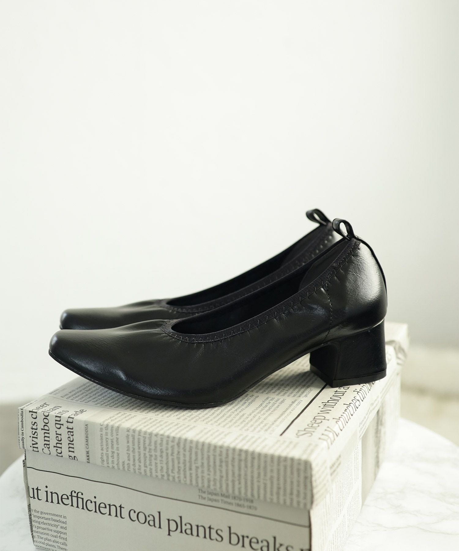 履き口ゴムの柔らか素材スクエアトゥパンプス▲返品交換不可